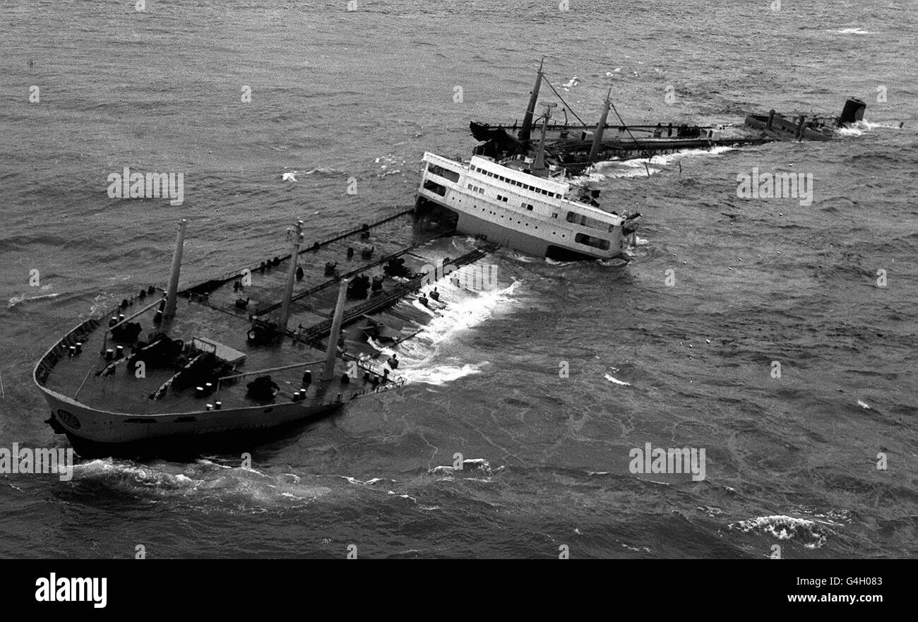 Das Meer setzt seine unerbittliche Rammerung des Tankers Torrey Canyon fort, der am Seven Stones Reef vor dem Ende des Landes, Cornwall, in zwei Teile zerbrochen ist. Stockfoto