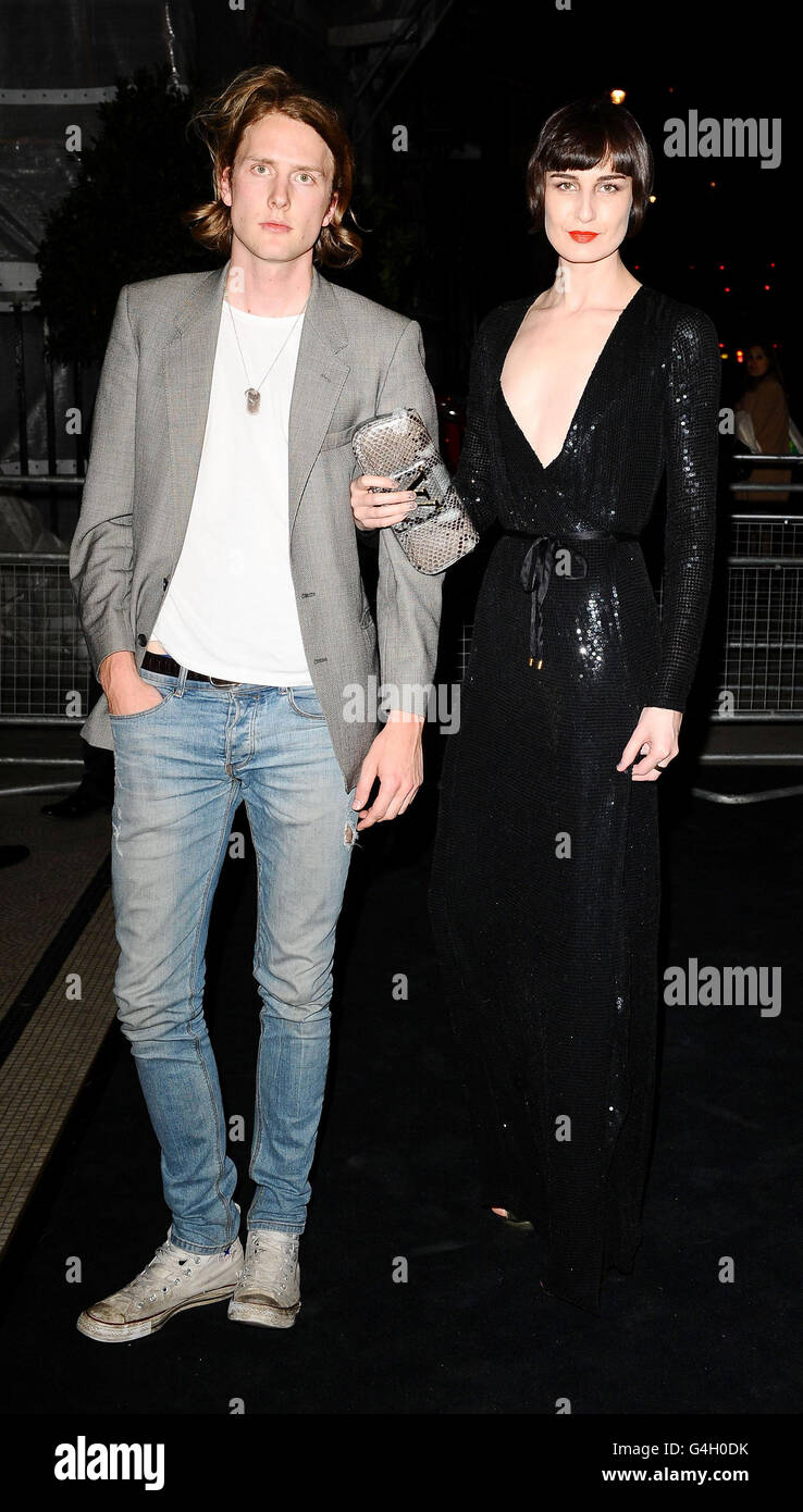 Erin O'Connor kommt mit einem unbenannten Gast bei der Moet & Chandon Etoile Awards Party im Park Lane Hotel in London an. Der Modefotograf Mario Testino erhielt heute Abend seinen ersten Mo&Icirc;t & Chandon Etoile Award. Stockfoto