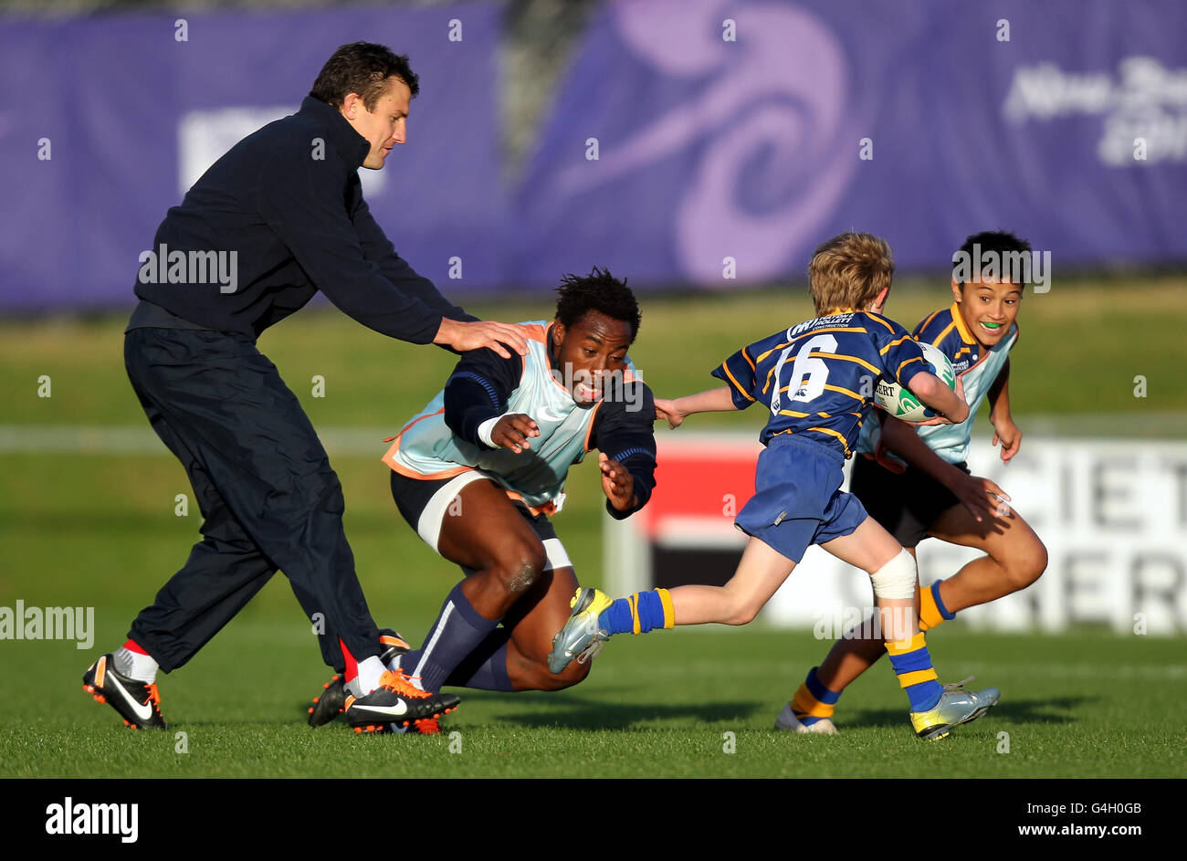 Die Franzosen Fulgence Ouedraogo und Damien Traille (links) verpassen während einer Trainingseinheit mit den Jungs vom Takapuna Rugby Club in Auckland, Neuseeland, ein Tackle. Stockfoto