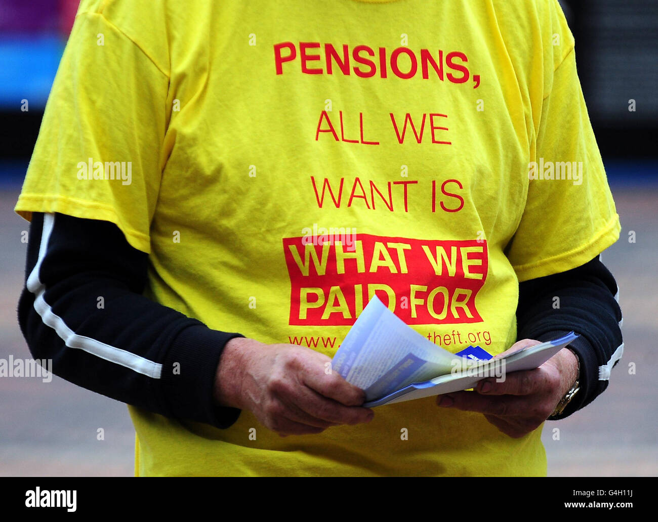 Ein Rentenprotegter vor der Jahreskonferenz der Liberaldemokraten im ICC in Birmingham. Stockfoto