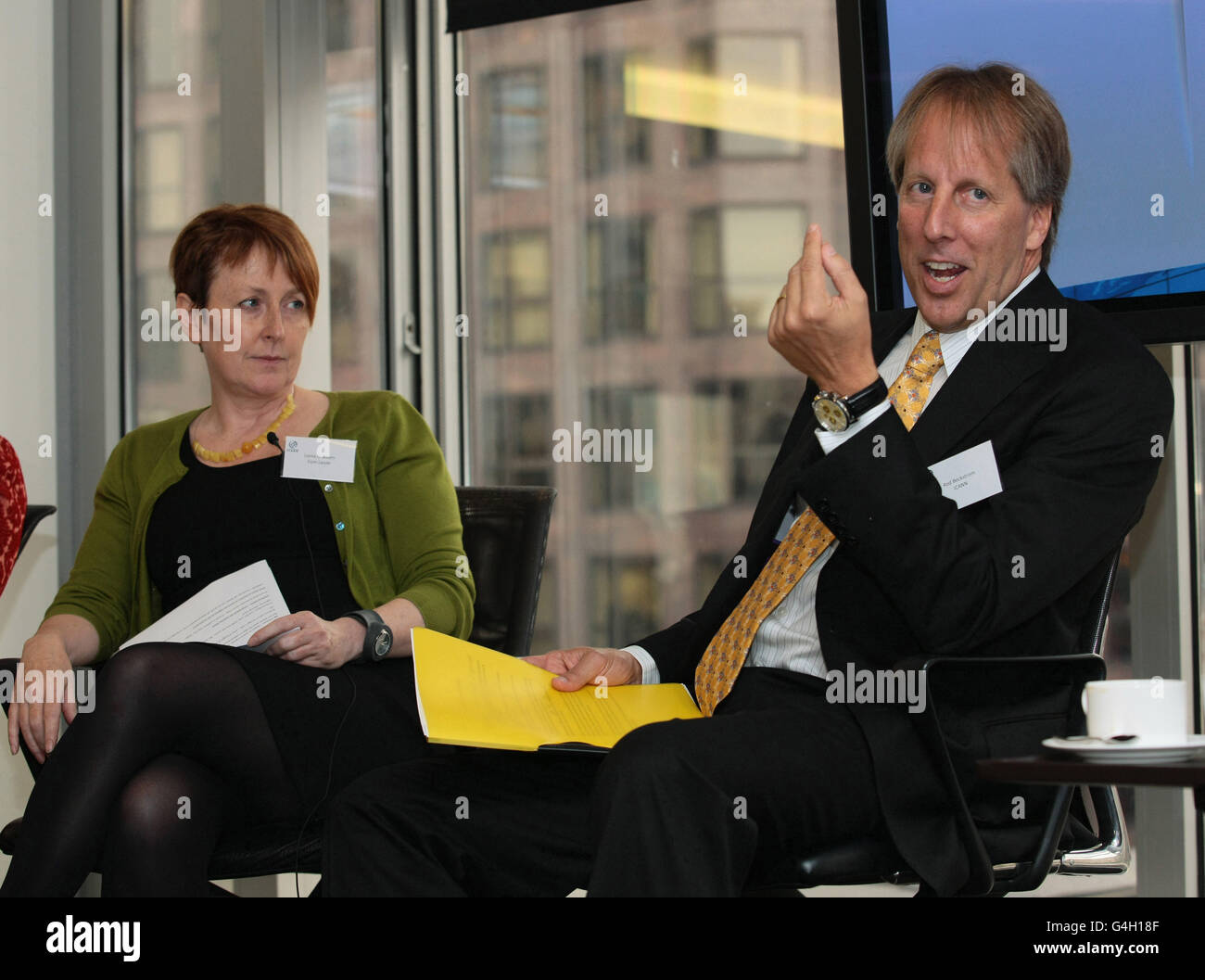 Lorna Graden, Direktorin von Com Laude Watches CEO von ICANN Rod Beckstrom, spricht bei einer von der ICANN (The Internet Corporation for Assigned Names and Numbers) organisierten Debatte in London. Stockfoto