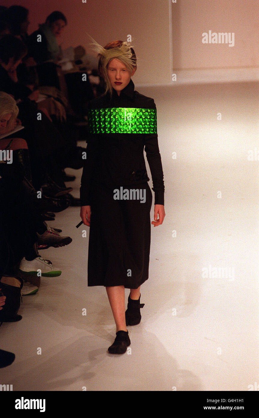 Fashion Week/NZ 4. Ein Model trägt eine Kreation aus der New Zealand Four Kollektion auf dem Laufsteg der London Fashion Week. Stockfoto