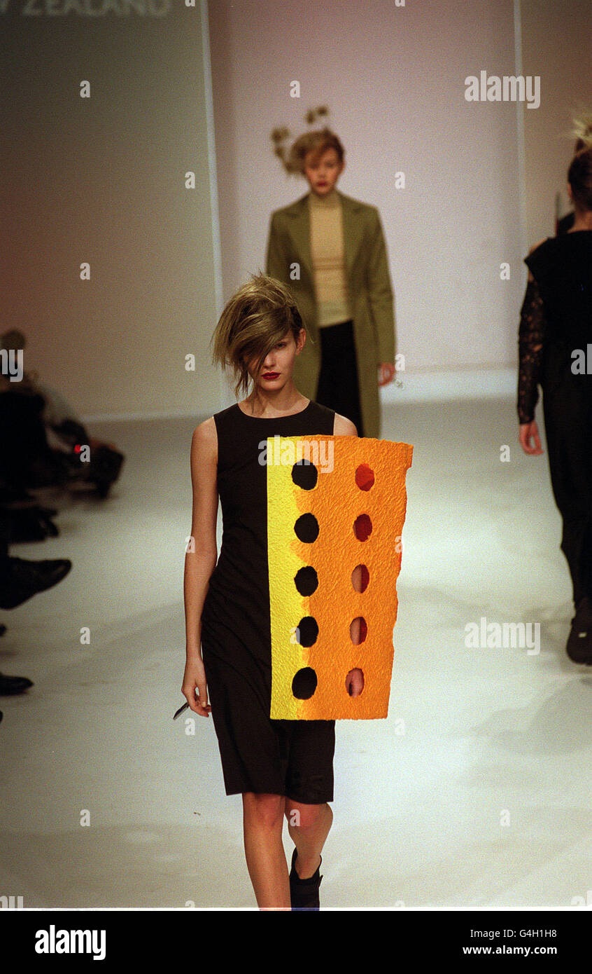 Ein Model trägt eine Kreation aus der New Zealand Four Kollektion auf dem Laufsteg der London Fashion Week. Stockfoto