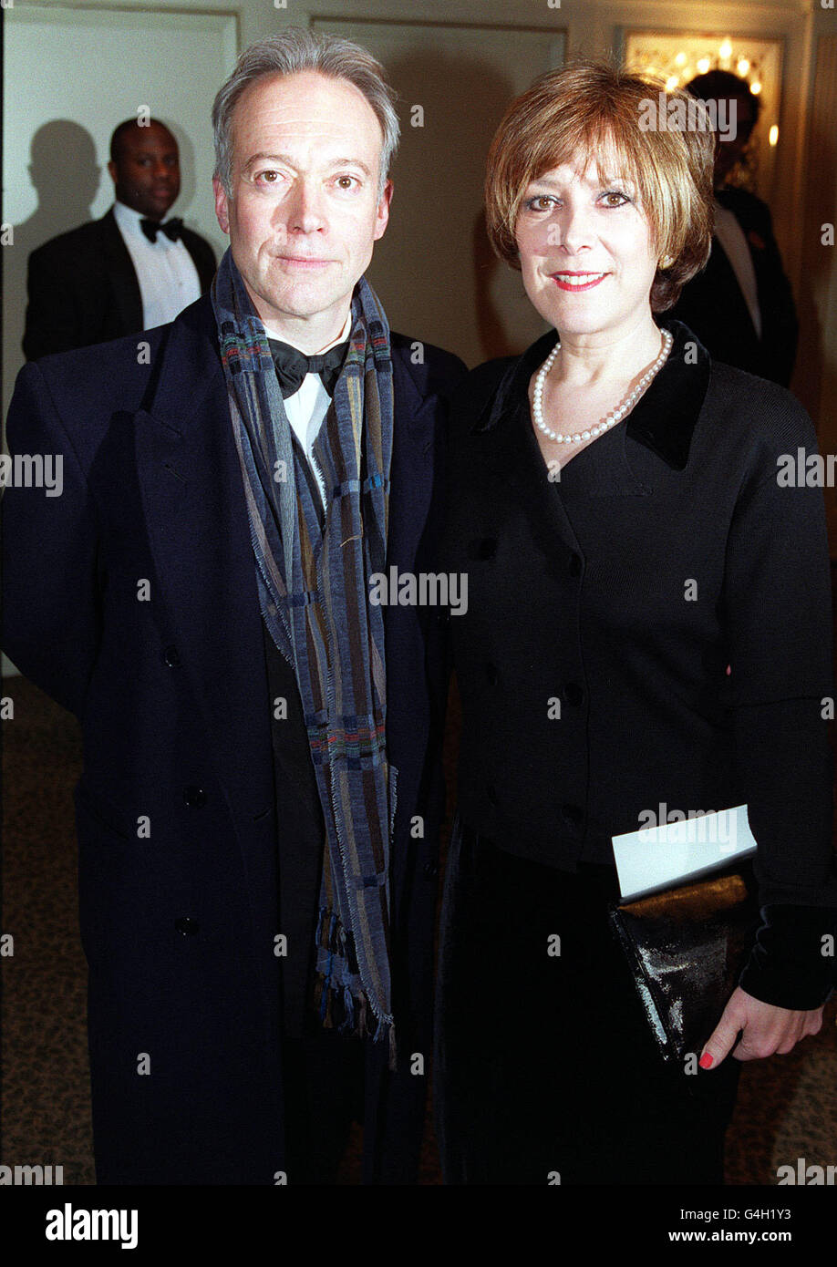 Die Schauspieler Nickolas Grace und Lynda Bellingham bei den Rudolph Valentino Awards im Grosvenor House Hotel, London. Die Preise erinnern an den in Italien geborenen Schauspieler und werden jedes Jahr an verschiedenen Orten verliehen. Stockfoto