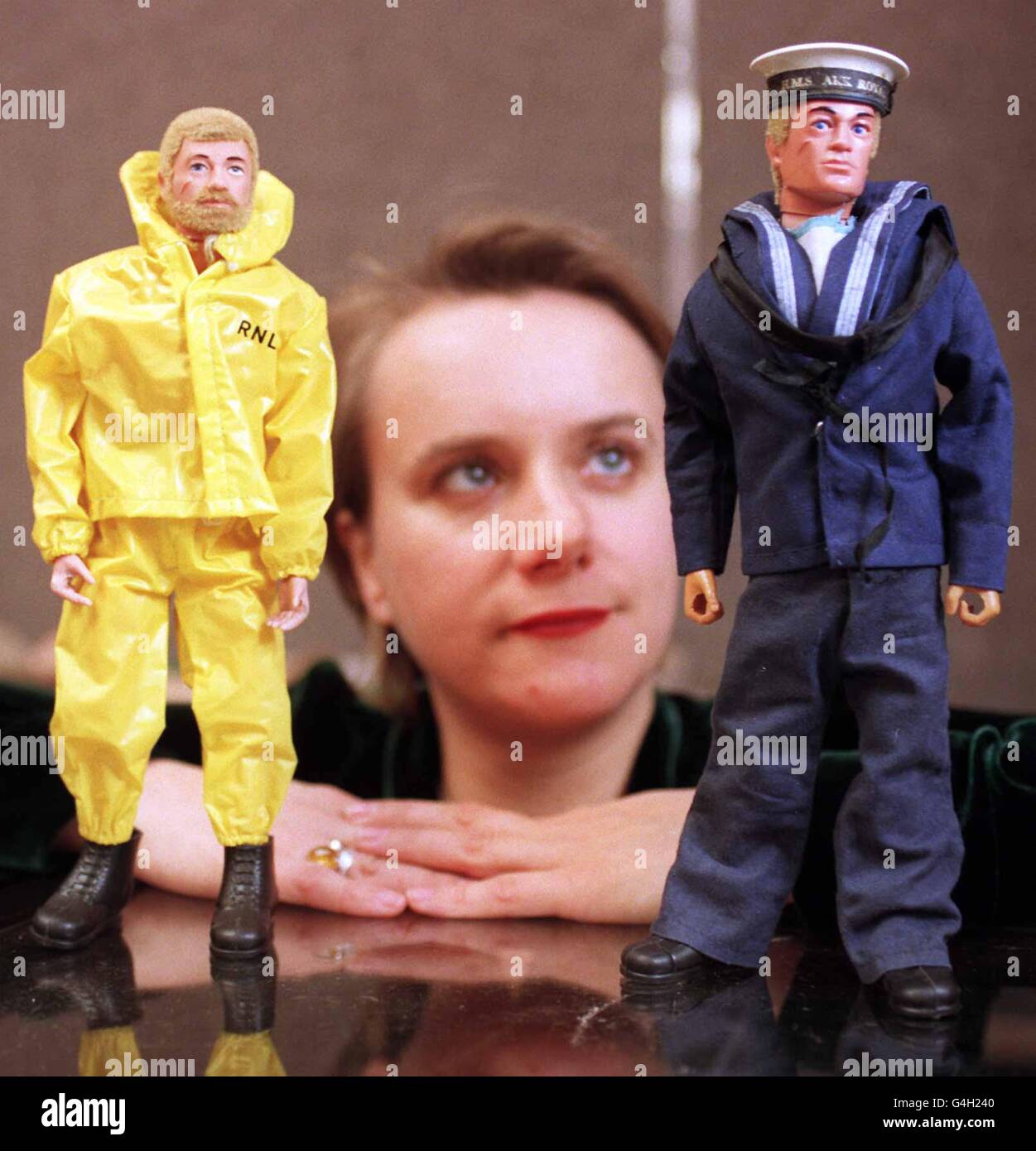 Jill Potterton, von den Auktionatoren Christie's, sieht Action-man-Figuren als Rettungsschwimmer und Seemann gekleidet, die Teil eines Verkaufs der Action-Figuren von Christie's sein wird. Stockfoto