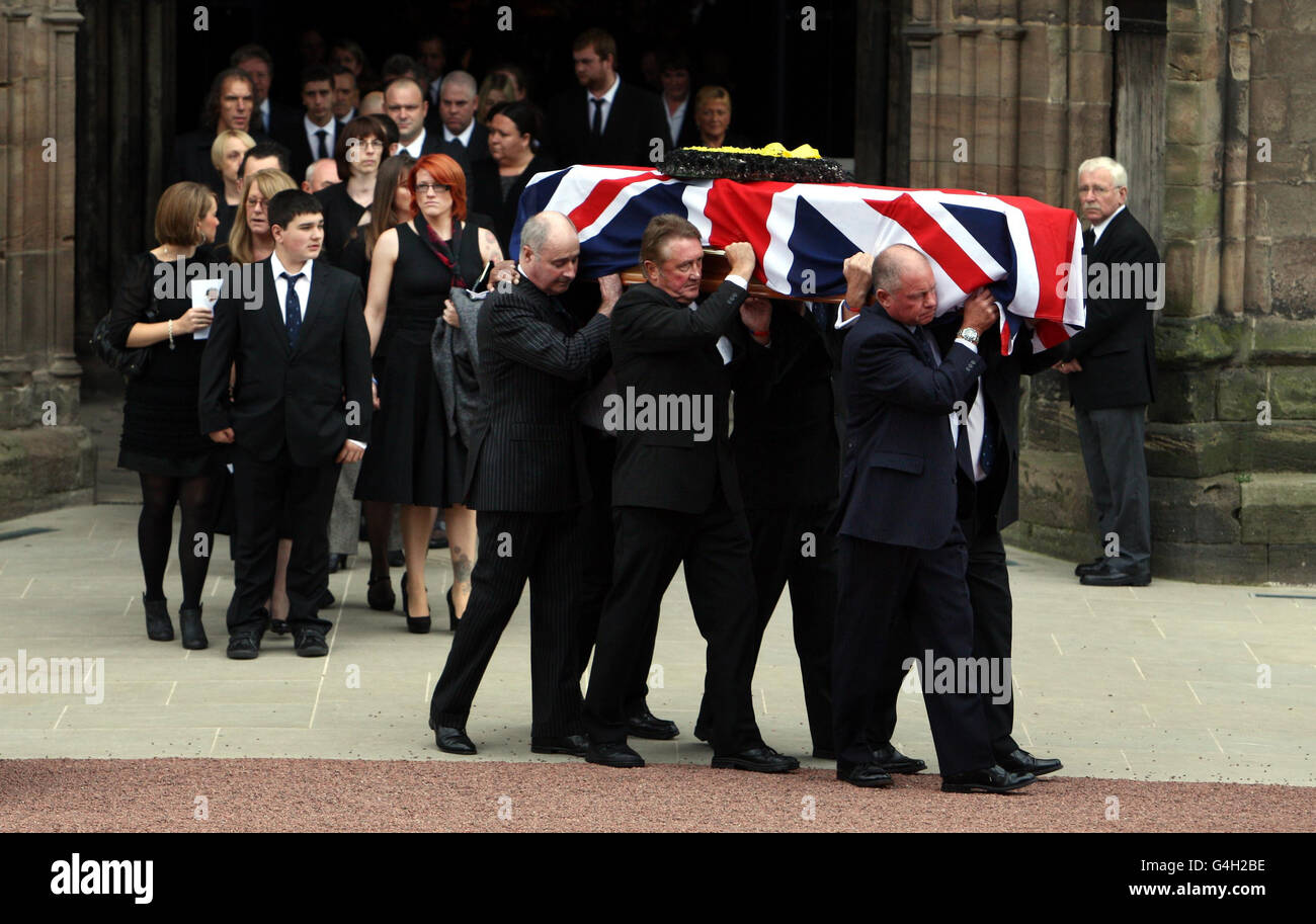 Ehemalige Kameraden, darunter Rusty Firmin (vorne rechts), tragen den Sarg des SAS-Helden John McAleese aus der Hereford Cathedral, gefolgt von seiner Tochter Hayley (rote Haare) nach seinem Trauerdienst. Stockfoto