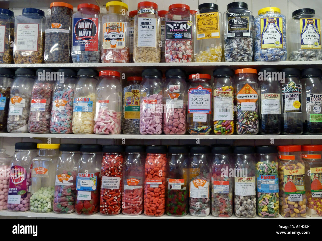 Gläser von Süßigkeiten in altmodische Konditorei, Leicester, England Stockfoto