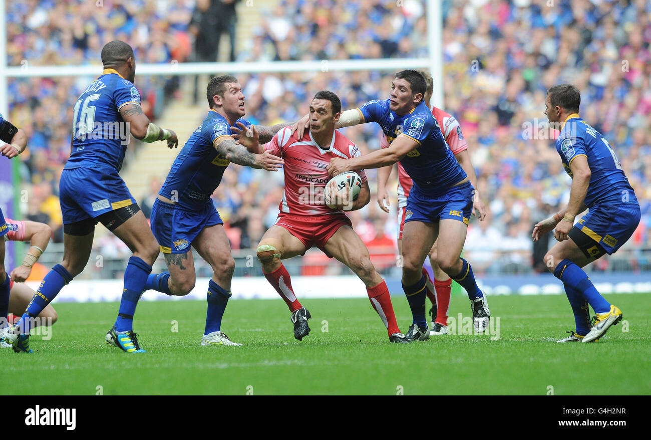 George Carmont von Wigan Warriors nimmt die Verteidigung der Leeds Rhinos gegen Ryan Bailey, Brett Delaney, Chris Clarkson und Danny McGuire während des Carnegie Challenge Cup Finales im Wembley Stadium, London, in Angriff. Stockfoto