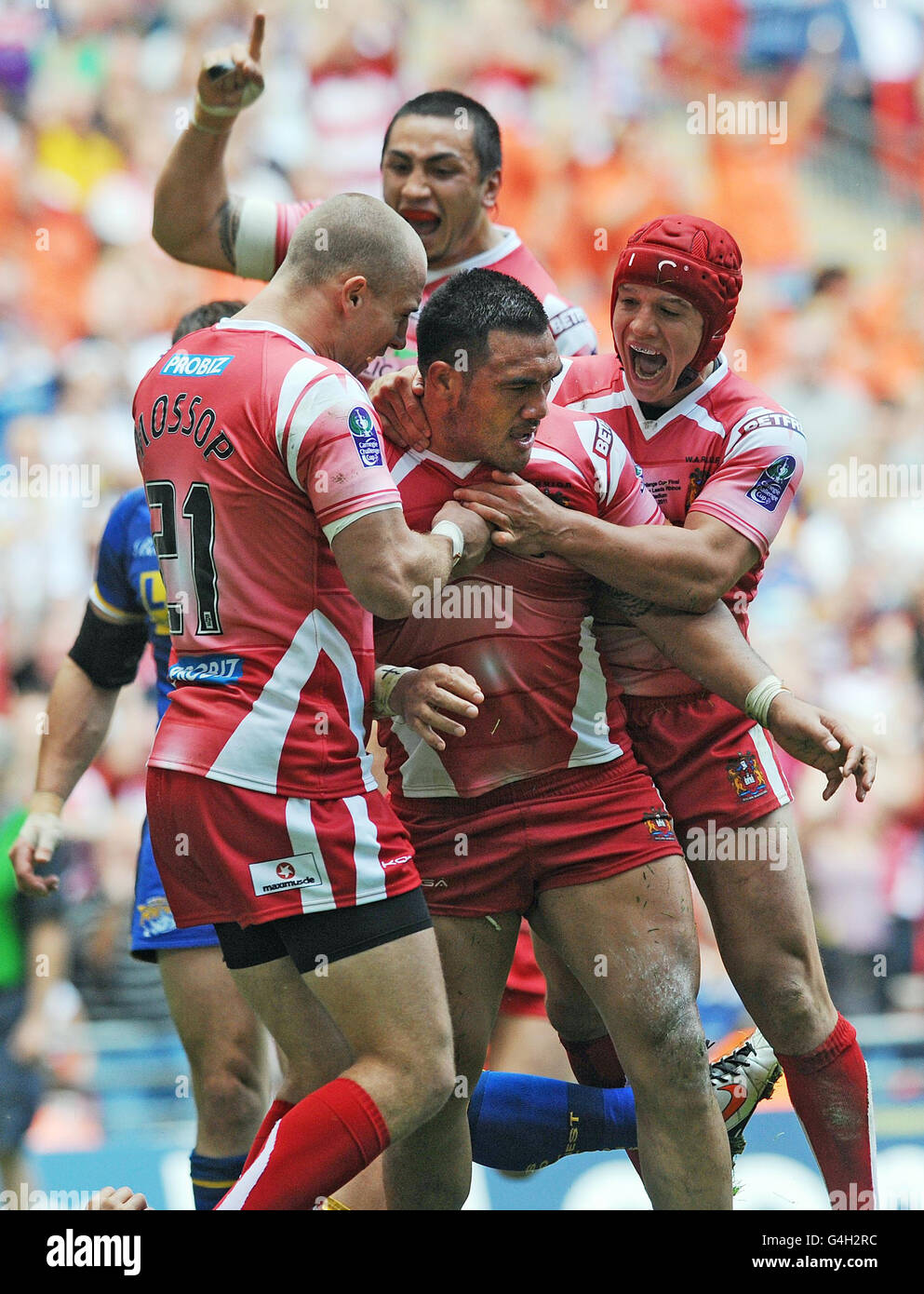 Wigan Warriors' feiern, nachdem Jeff Lima (Mitte) beim Carnegie Challenge Cup Finale im Wembley Stadium, London, einen zweiten Anlauf erzielt hat. Stockfoto