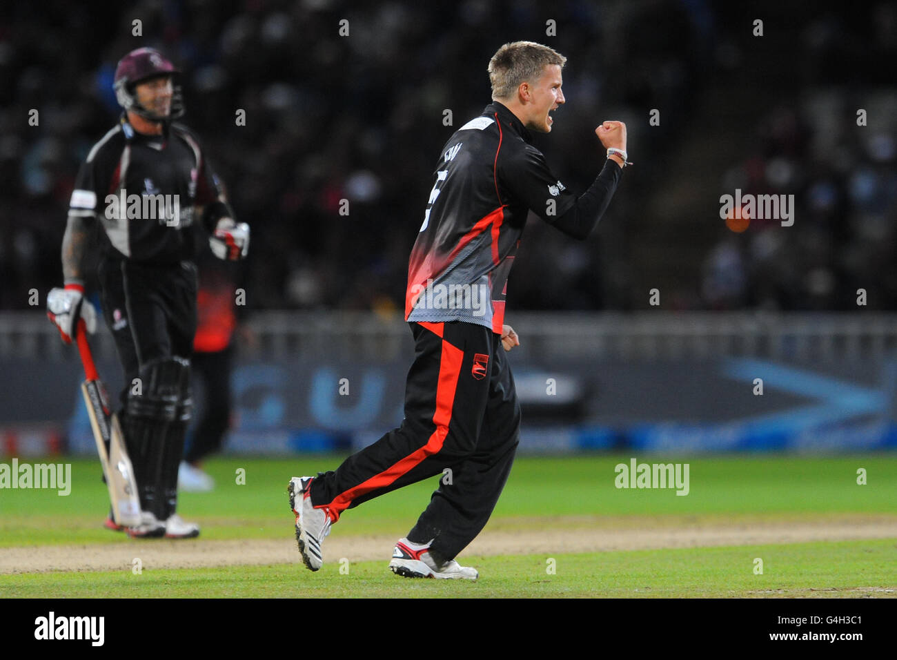 Leicestershire Foxes' Josh Cobb feiert das Einnehmen des Wickets von Somerset's James Hildreth während des Friends Life T20 Finales in Edgbaston, Birmingham. Stockfoto