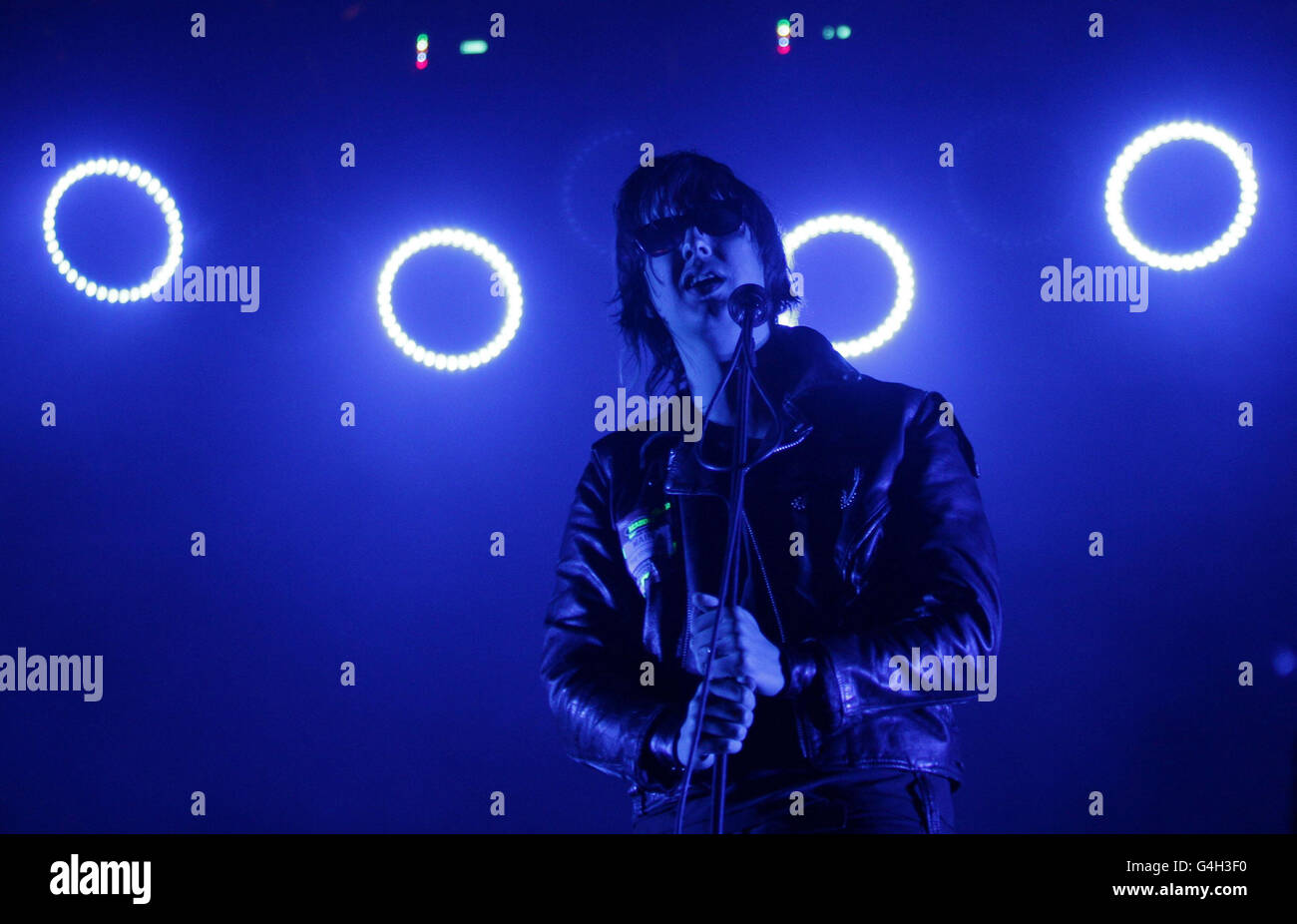 Julian Casablancas von The Strokes auf der Hauptbühne beim Reading Festival, in der Richfield Avenue in Reading. Stockfoto