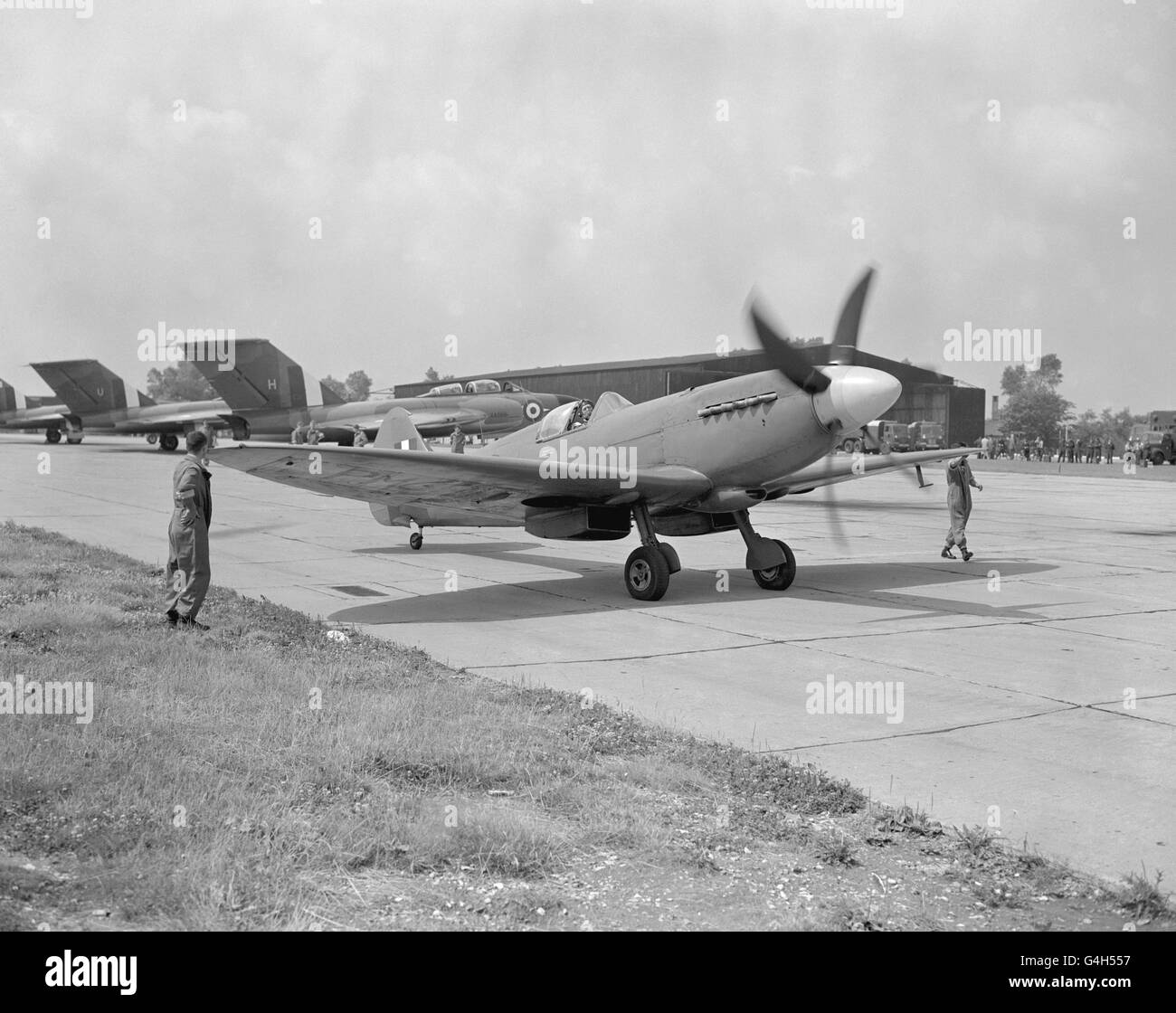 Eines der letzten noch erhaltenen Spitfire aus der Schlacht von Großbritannien Taxis zum letzten Mal, als es in den Ruhestand Siebzehn Jahre nach der berühmten Schlacht Stockfoto