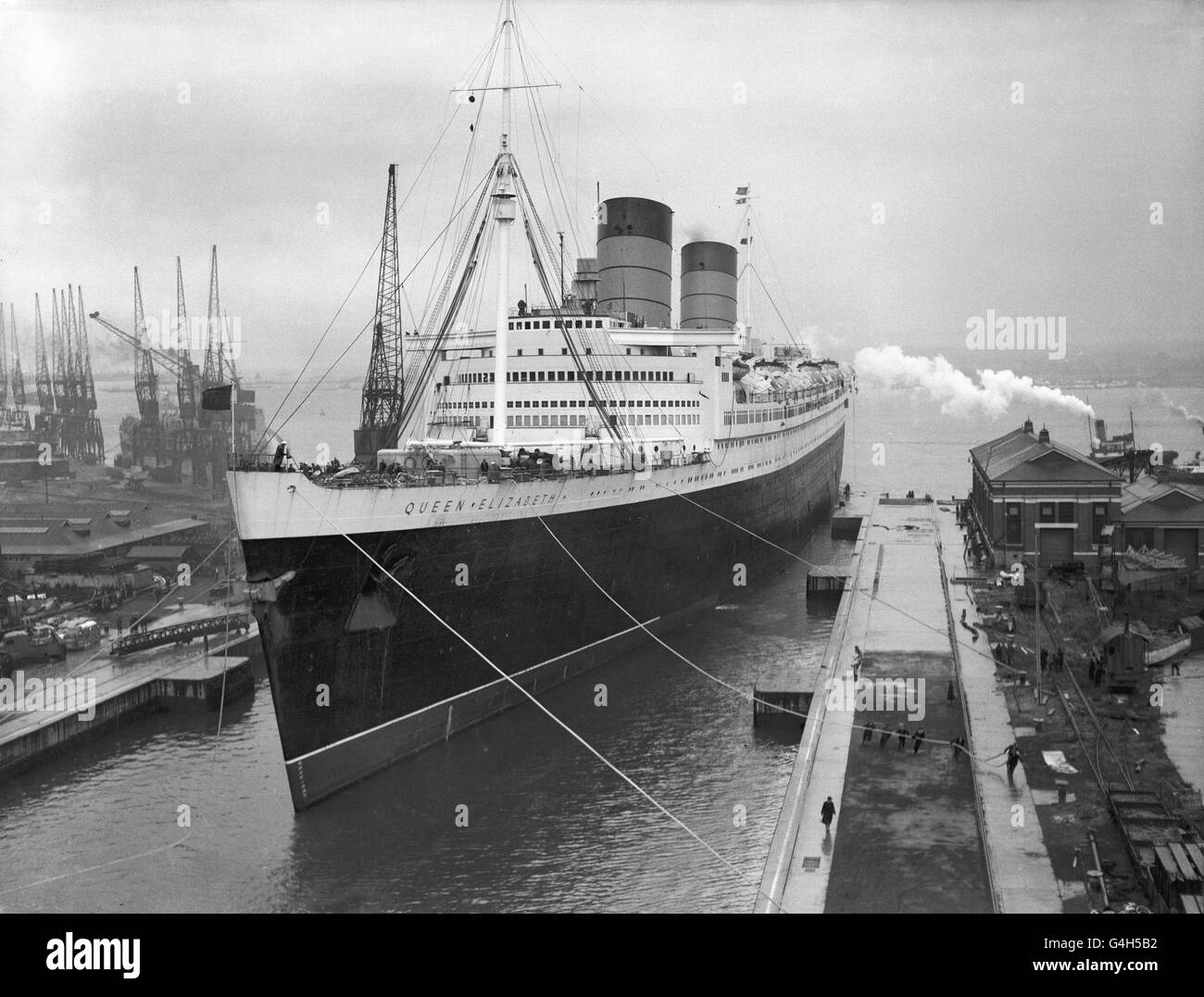 Die 85,000 Tonnen schwere „Queen Elizabeth“ in Southampton. Das riesige Schiff wird von seiner Rolle als Truppenschiff im Krieg zu seiner Rolle als Luxuskreuzfahrtschiff in der Friedenszeit umgerüstet. Stockfoto