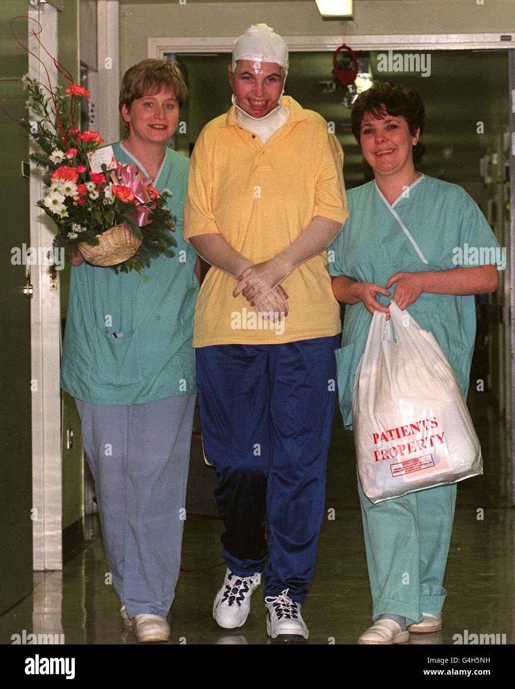 Tracey Devine (Mitte), verletzt durch die Bombenexplosion in Omagh, Nordirland, verlässt das Royal Victoria Hospital in Belfast mit den Krankenschwestern Tina Cox (L) und Debbie Patton. Tracey, die ihr Baby bei der Explosion verloren hatte, war die letzte der Verletzten, die das Krankenhaus verließ. Stockfoto