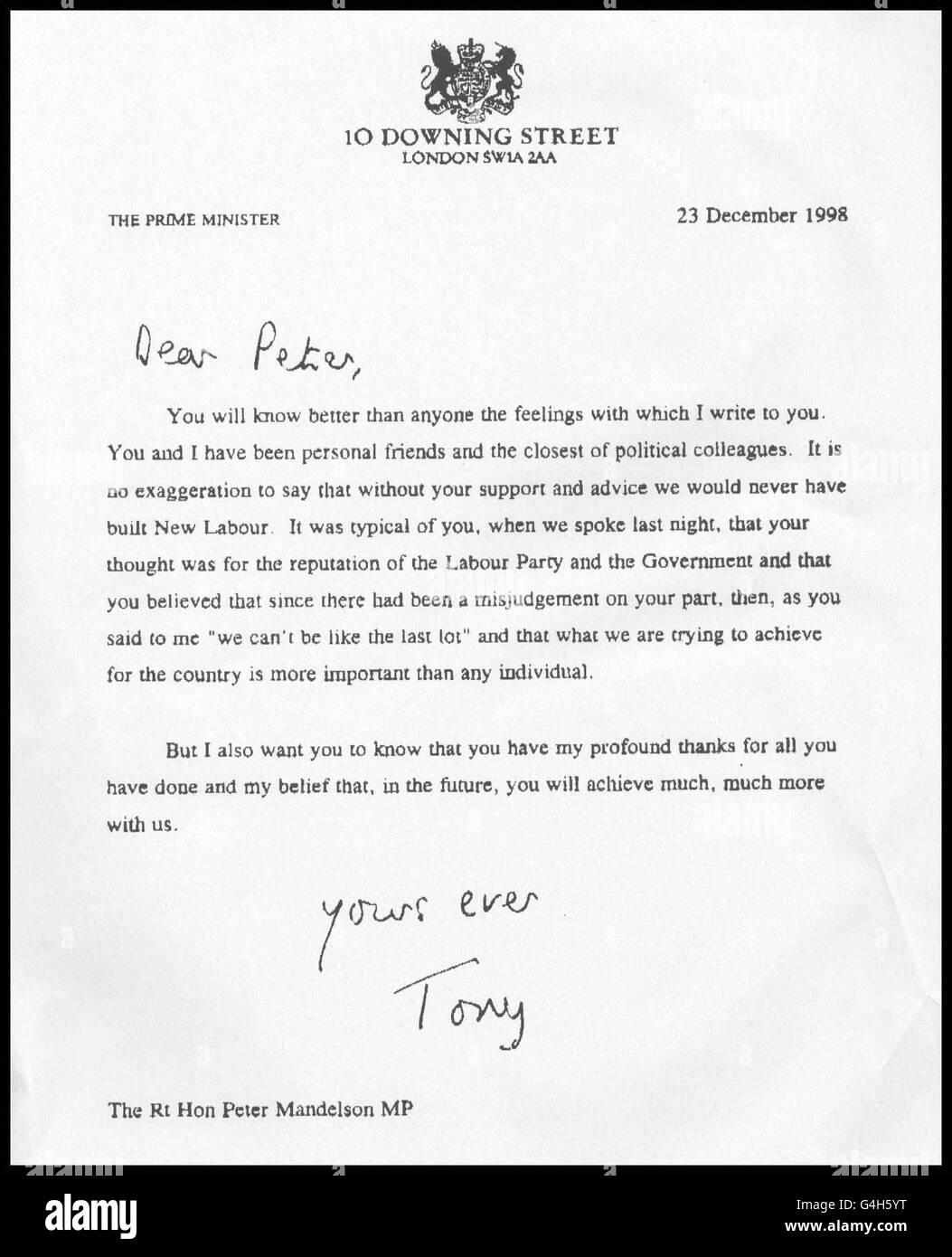 Der Brief des britischen Premierministers Tony Blair an den Handels- und Industrieminister Peter Mandelson, der zurückgetreten war, nachdem er enthüllt hatte, dass er 373,000 von einem Kollegen geborgt hatte, um ein Haus in Nordlondon zu kaufen. Stockfoto