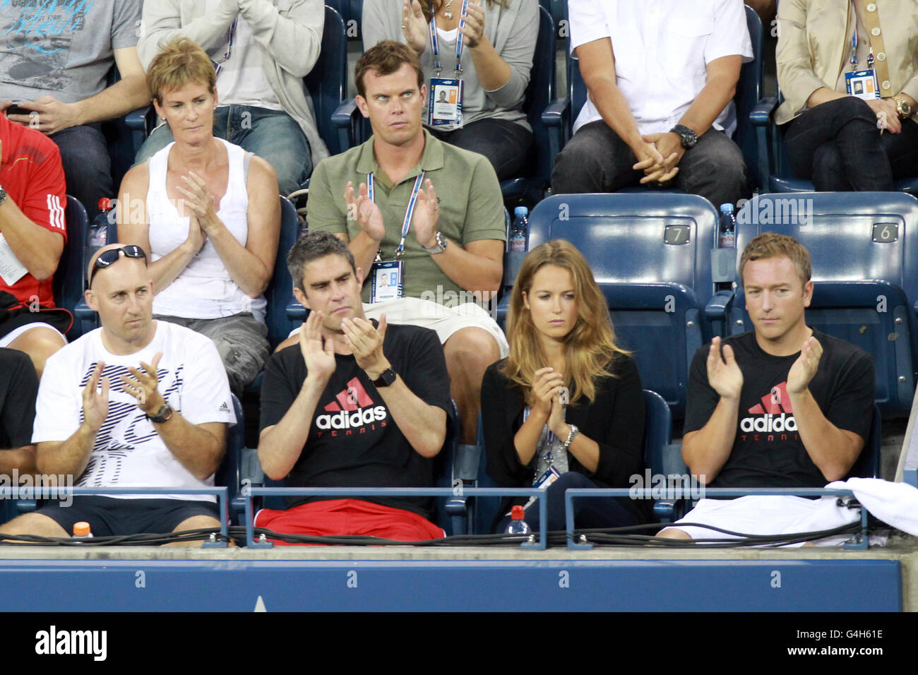 Andy Murrays Mutter Judy (oben links) und Freundin Kim Sears sehen sich sein Spiel gegen den Spanier Feliciano Lopez am 7. Tag der US Open in Flushing Meadows, New York, USA, an. Stockfoto