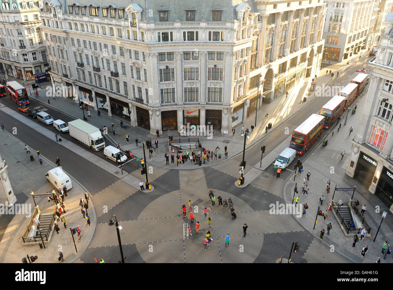 High Street Fashion Week. Circus-Entertainer treten im Oxford Circus, London, auf, um den Start der High Street Fashion Week zu markieren. Stockfoto