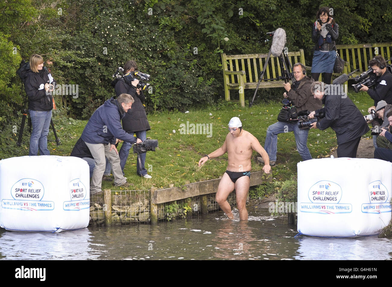 David Walliams beginnt seinen Versuch, die gesamte Themse zu schwimmen, um Geld für Sport Relief zu sammeln, in Lechlade, Gloucestershire. Stockfoto