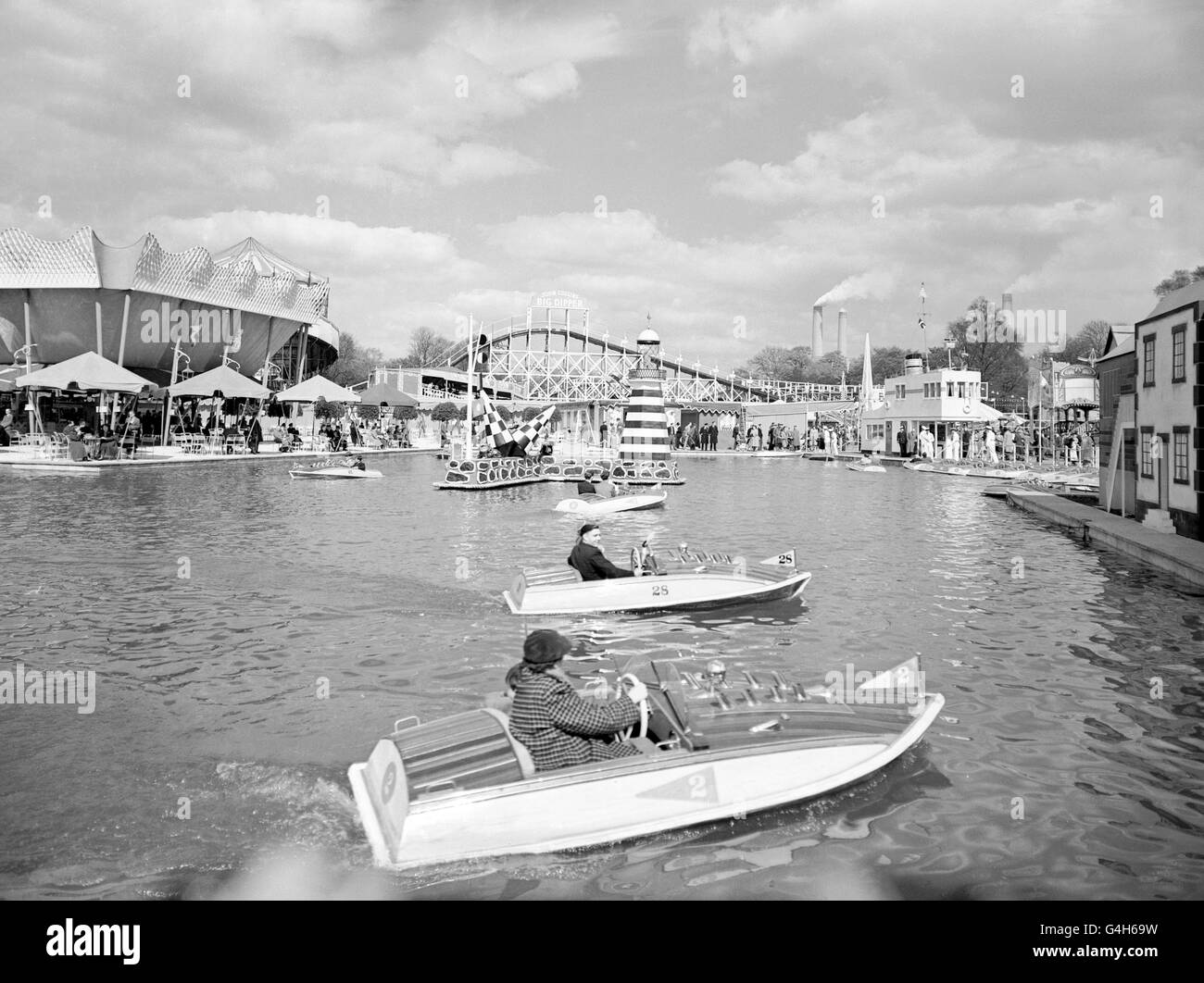 Während des Festivals of Britain fahren Speedboote um den See der Festival Gardens im Battersea Park, London Stockfoto