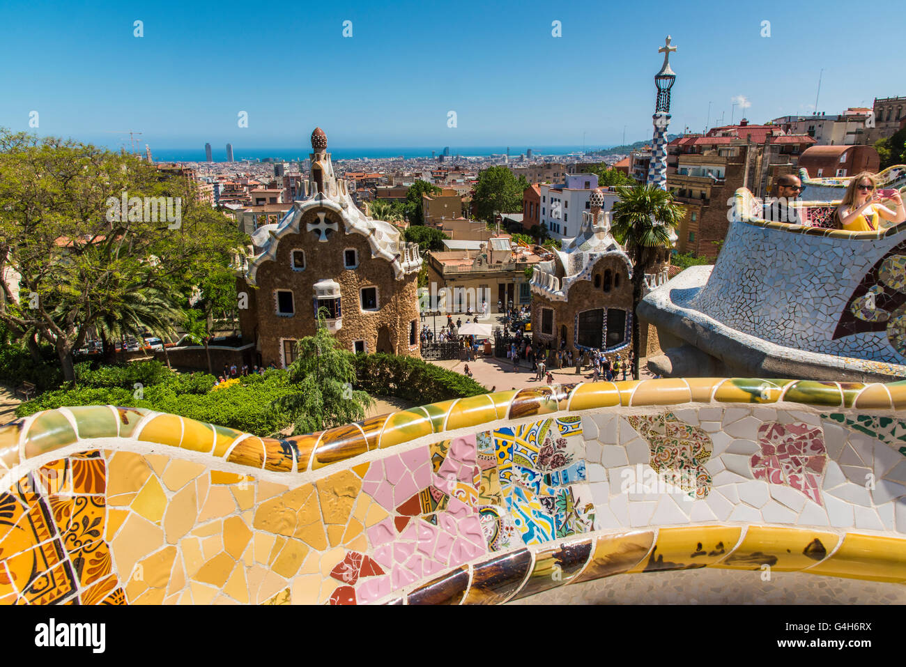 Park Güell mit Skyline der Stadt hinter Barcelona, Katalonien, Spanien Stockfoto