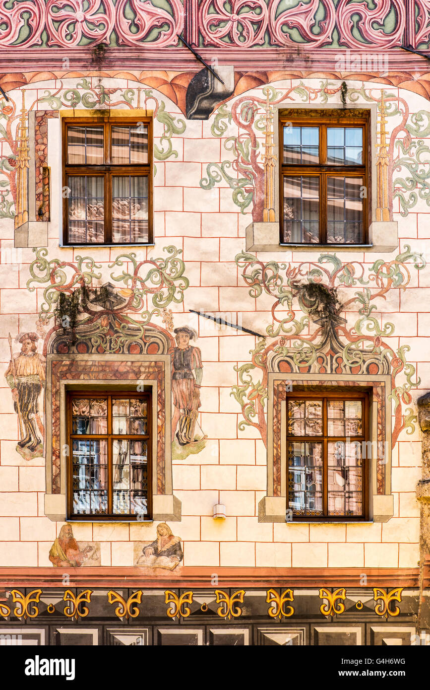 Gebäude, geschmückt mit Wandmalereien in der Altstadt, Innsbruck, Tirol, Österreich Stockfoto