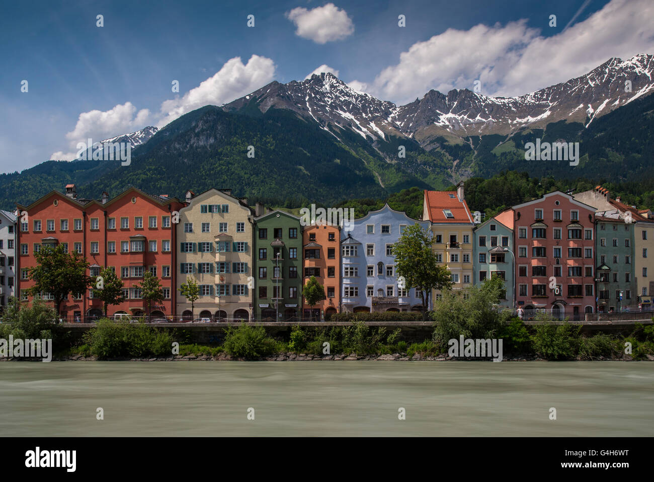 Blick auf die bunten Gebäude entlang Inn Fluss, Innsbruck, Tirol, Österreich Stockfoto