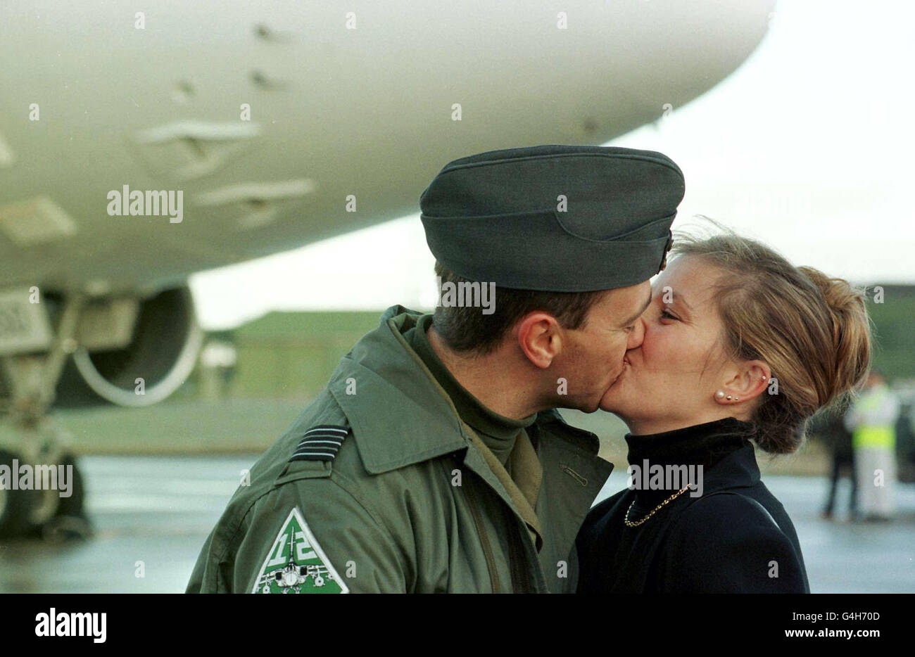 Squadron Wing Commander Steve Barnes wurde von seiner Frau Zoe bei RAF Lossiemouth empfangen, nachdem er heute (Donnerstag) aus dem Golf zurückgekehrt war. Die Luftbesatzung der 12 Squadron wurde nach ihrem aktiven Einsatz in der Operation Desert Fox von ihren Familien nach Hause aufgenommen. Bild: David Cams/PA Stockfoto