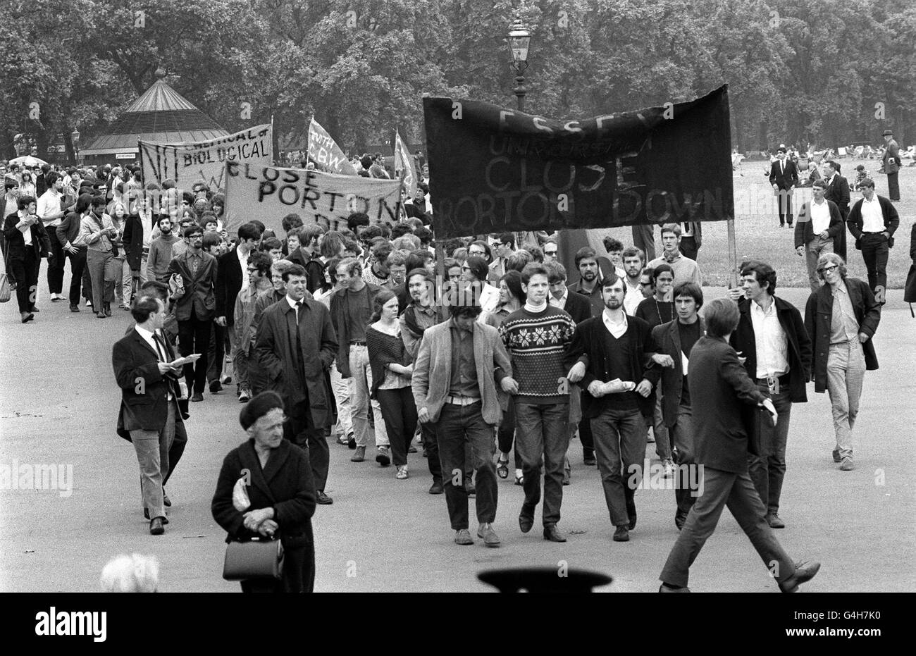 PA-NEWS FOTO 16.06.68 DEMONSTRATION GEGEN CHEMISCHE BAKTERIENKRIEG, STUDENTEN DER UNIVERSITÄT ESSEX MÄRZ VOM HYDE PARK, LONDON, DAS VERTEIDIGUNGSMINISTERIUM IN WHITEHALL. BANNER IN DER NÄHE NACH UNTEN PORTON UNTEN LESEN. Stockfoto