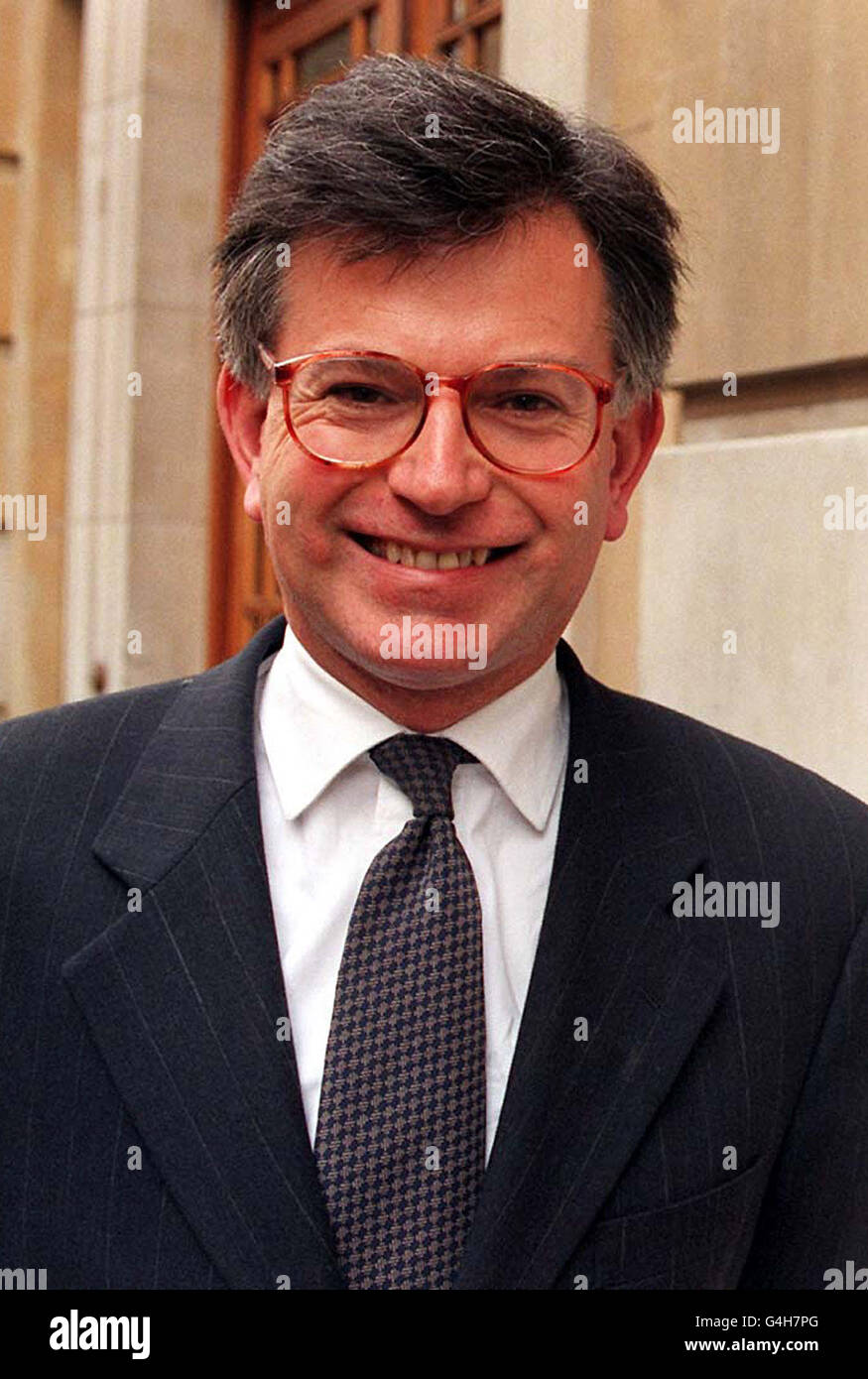 Neuer Bildungsminister, der für Schulstandards zuständig ist, Stephen Byers, außerhalb des Ministeriums für Bildung und Beschäftigung im Zentrum von London. Byers ist der Ersatz für Peter Mandelson, der aus der Regierung zurückgetreten. Ernte von Pic 266556-1368. * Peter Mandelson trat als Staatssekretär für Handel und Industrie über ein 373,000 Home-Darlehen, das er von Paymaster General Geoffrey Robinson akzeptiert. Robinson trat zur gleichen Zeit über die Affäre. 8/1/1999: Byers bestätigte, dass er einen 28-jährigen Sohn hat. In einer Stellungnahme zu PA News appellierte er an die Medien, seinen Sohn und die Mutter seines Sohnes zu verlassen Stockfoto