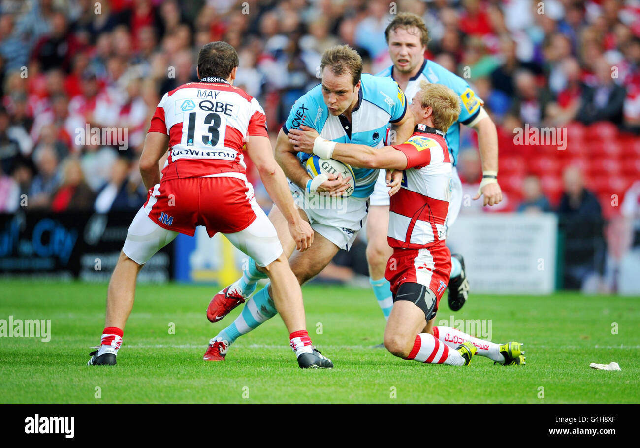 Rugby Union - Aviva Premiership - Gloucester V Worcester Warriors - Kingsholm Stadium. Worcester Kai Horstmann (Mitte) wird während des Aviva Premiership-Spiels Kingsholm Stadium, Gloucester, angegangen. Stockfoto