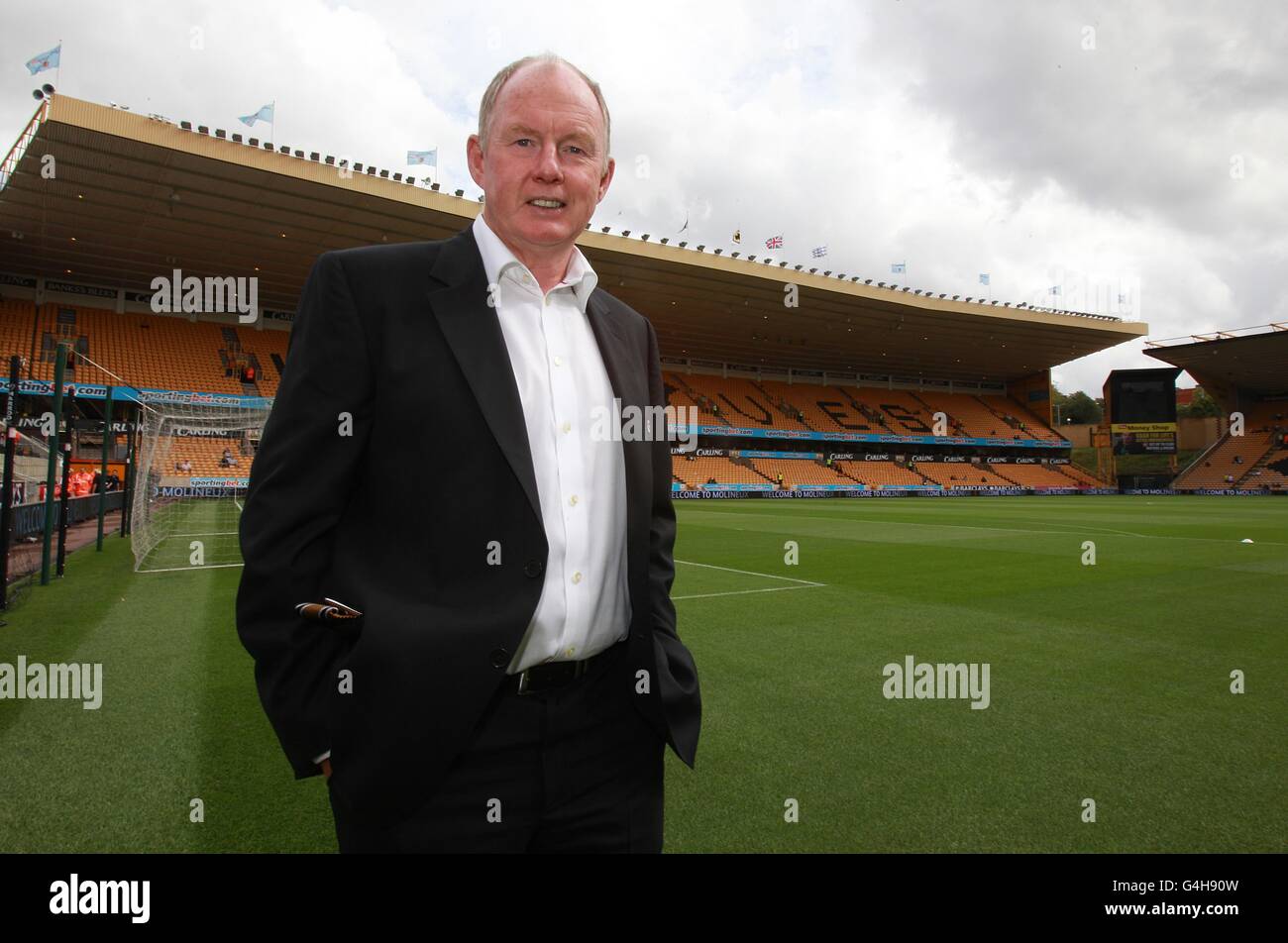 Steve Morgan, Chairman von Wolverhampton Wanderers, schaut sich den neuen Stan an an Cullis steht im Molineux Stadium Stockfoto