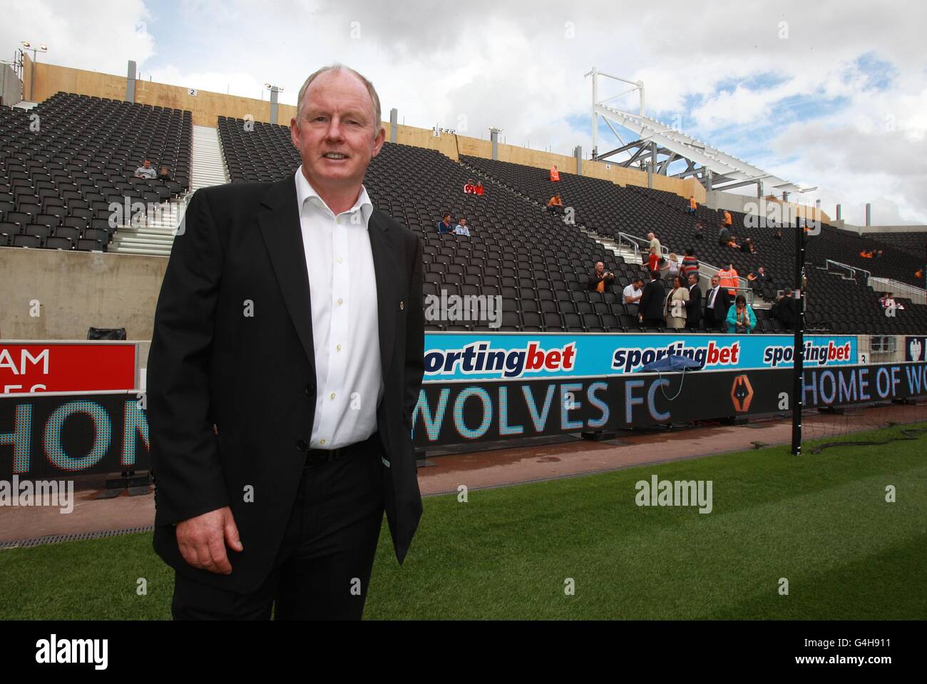 Steve Morgan, Vorsitzender von Wolverhampton Wanderers, vor dem neuen Stan Cullis steht im Molineux Stadium Stockfoto
