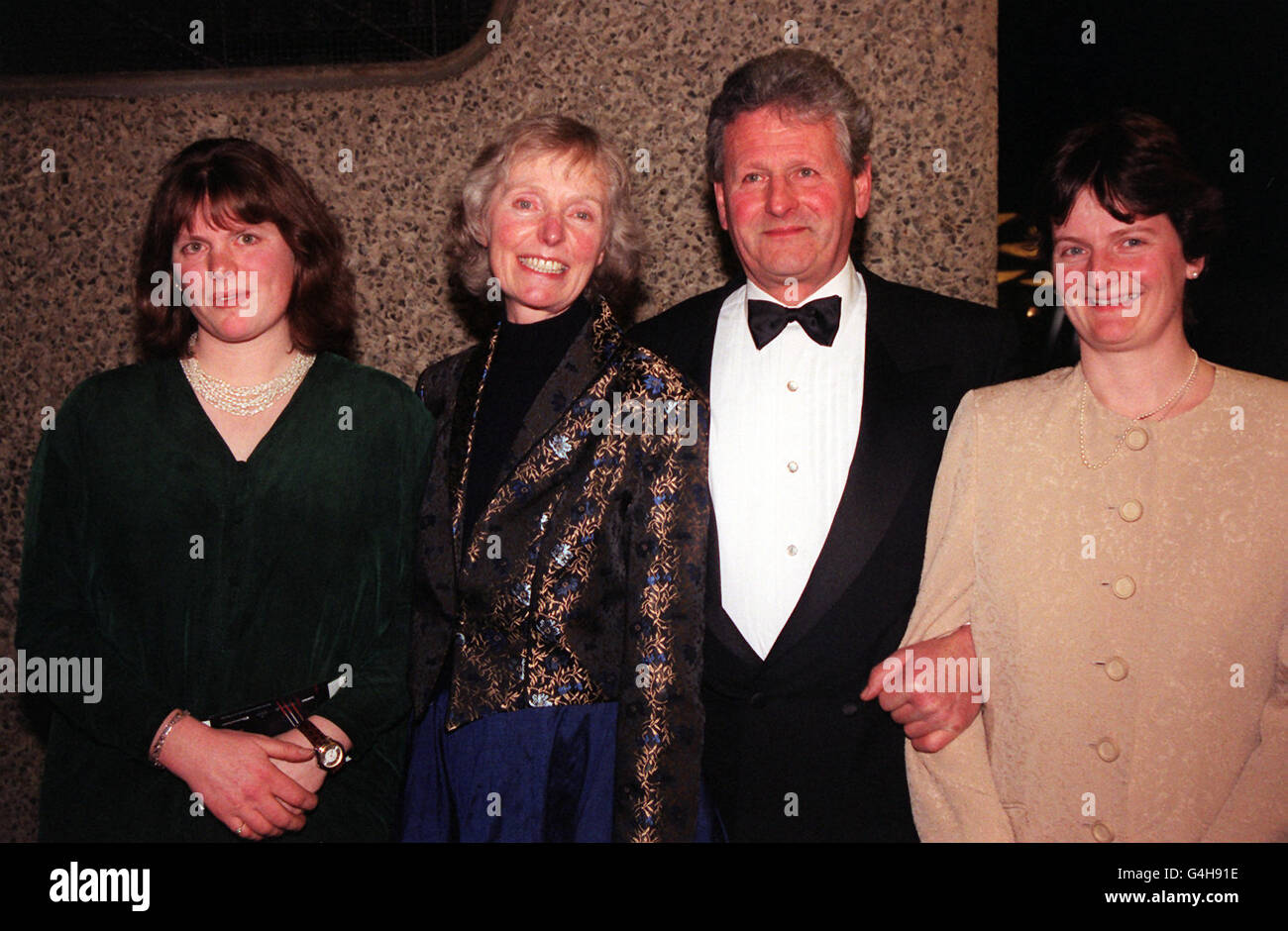 Hilary Du Pre (2. Links) und ihr Mann Kiffer Finzi, mit den Töchtern Teresa und Nico (links), waren bei der Premiere 'Hilary and Jackie' , dem Film über das Leben der berühmten Cellistin Jacqueline Du Pre und ihrer Schwester Hilary, im Barbican Center in London dabei. Stockfoto