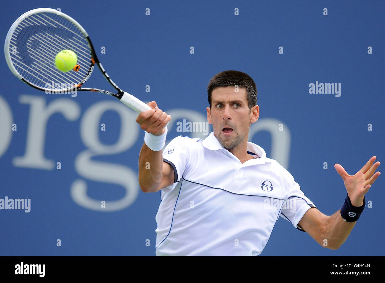 Serbiens Novak Djokovic in Aktion gegen den Schweizer Roger Federer während des dreizehnten Tages der US Open in Flushing Meadows, New York, USA. Stockfoto