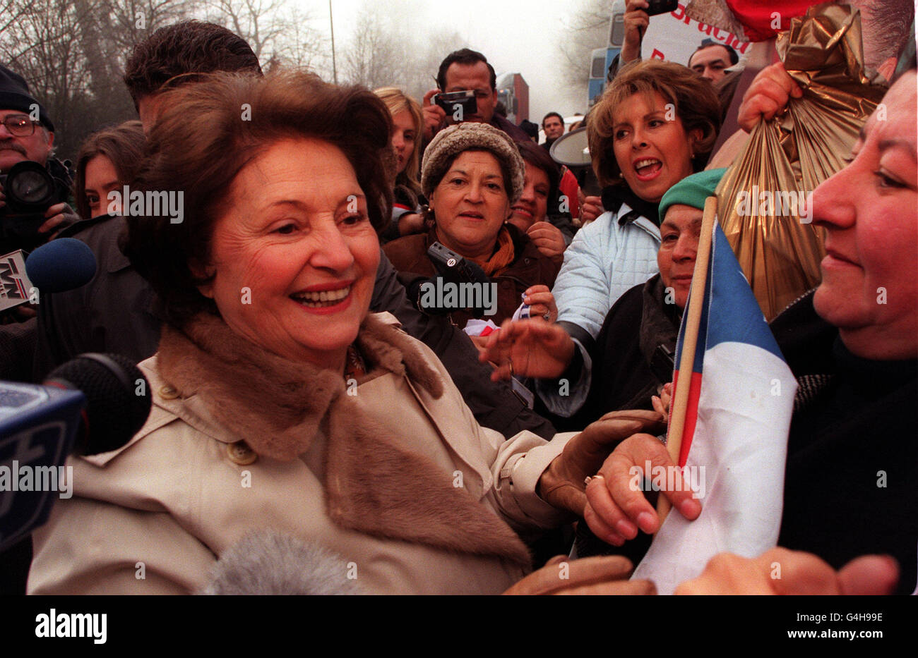 Lucia Pinochet, die Ehefrau von General Augusto Pinochet, dem ehemaligen chilenischen Diktator, trifft über 100 seiner Anhänger, nachdem sie in der Nähe seines Verstecks in Surrey mit ihnen gesprochen hat. Stockfoto