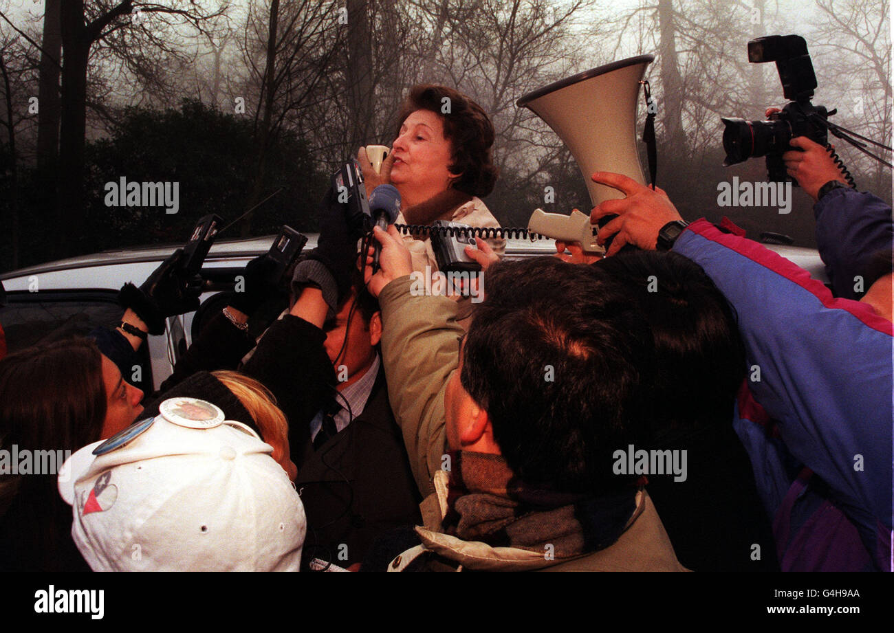 Lucia Pinochet, die Frau des ehemaligen chilenischen Diktators General Augusto Pinochet, spricht über 100 seiner Anhänger in der Nähe seines Verstecks in Surrey. Der General kämpft derzeit gegen ein Gerichtsverfahren der spanischen Behörden, um seine Auslieferung zu ersuchen. Stockfoto