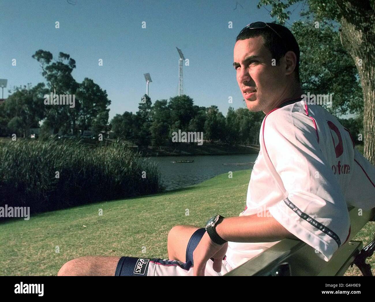 Der englische Cricketspieler Ben Hollioake blickt auf den Torrens-See in Adelaide, mit den Lichtern des Adelaide Oval, am Tag vor Englands eintägigem internationalen Cricket-Spiel gegen Sri Lanka, das Teil der dreieckigen Serie ist, an der auch Australien beteiligt ist. Stockfoto