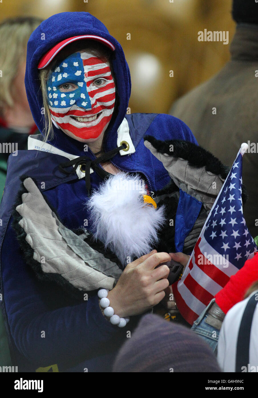 US-Fans zeigen ihre Unterstützung beim IRB Rugby World Cup Spiel im Stadion Taranaki, New Plymouth, Neuseeland. Stockfoto