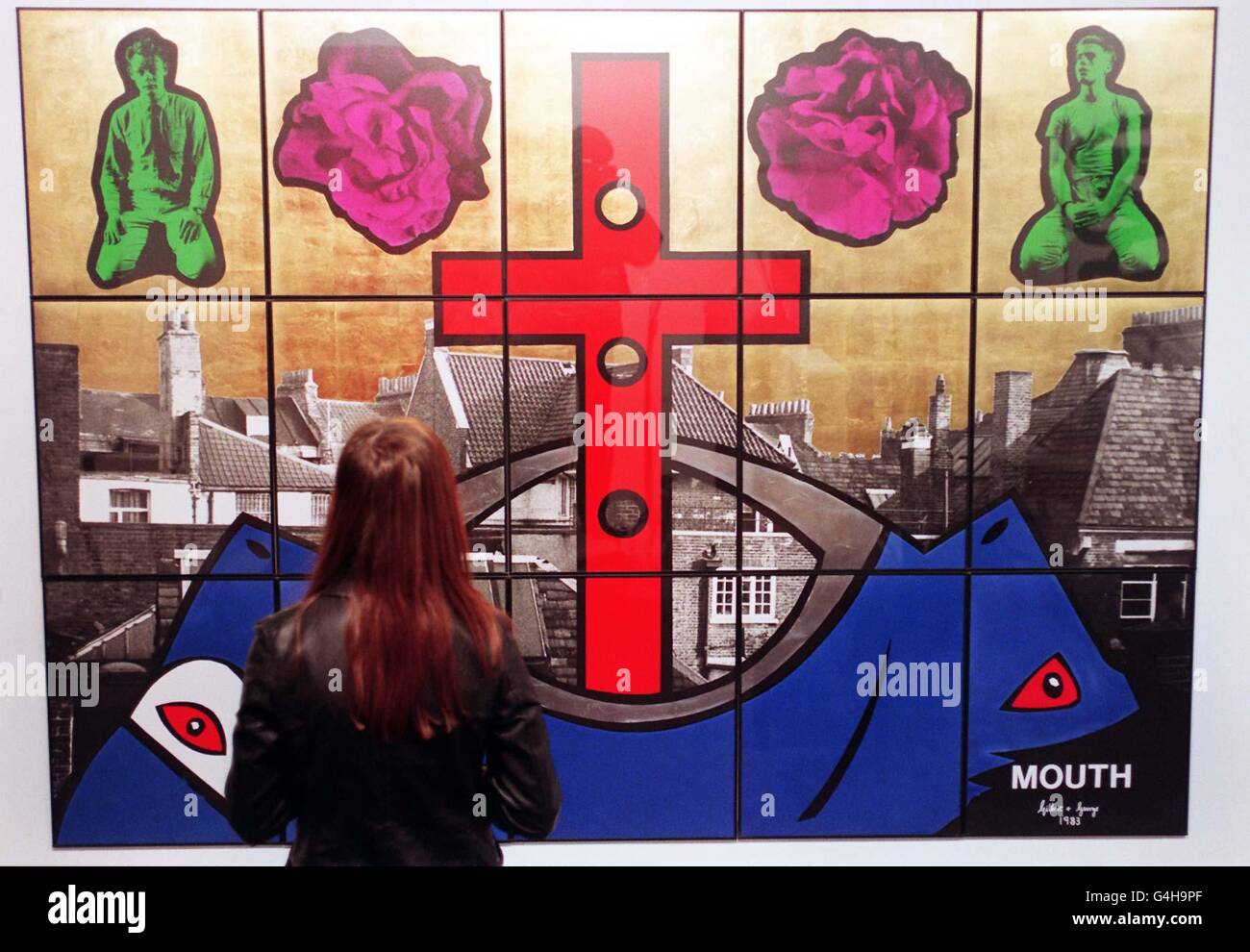 Er spielte den archetypischen Burschen, einen Gattin Swapper und einen Shakespeare-Impresario, aber was Martin Clunes bisher wohl bizarrste Rolle spielen muss, hängt jetzt in einer Londoner Ausstellung mit einem Preisschild von 50,000. Die Fotografie der Männer, die sich schlecht benehmen, ist in einer Collage der unverschämten modernen Künstler Gilbert & George zu sehen, die jetzt auf der Messe für zeitgenössische Kunst Art 99 in Nordlondon erhältlich ist. Das massive Werk aus dem Jahr 1983, genannt Mouth, zeigt ein grün getöntes Foto von jungen Clunes auf seinen Knien, die in einem gelben Himmel über den Dächern Londons schweben. Stockfoto