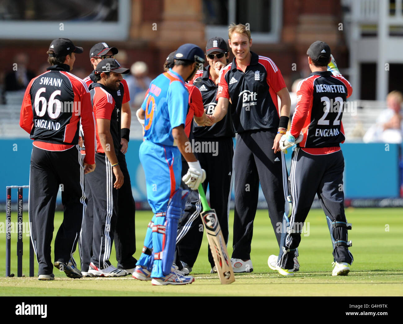 Der englische Stuart Broad feiert, nachdem Ravi Bopara Indiens Parthiv Patel während der vierten ODI am Lords Cricket Ground, London, gefangen hatte. Stockfoto