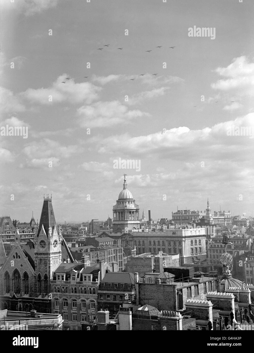 Die neuesten britischen Düsenjäger, Vampire, Hornets und Meteors, nehmen an einer Probe für die Battle of Britain „Fly Past“ Teil, die Teil der jährlichen Feier für den 1940 erzielten Luftsieg ist. Stockfoto