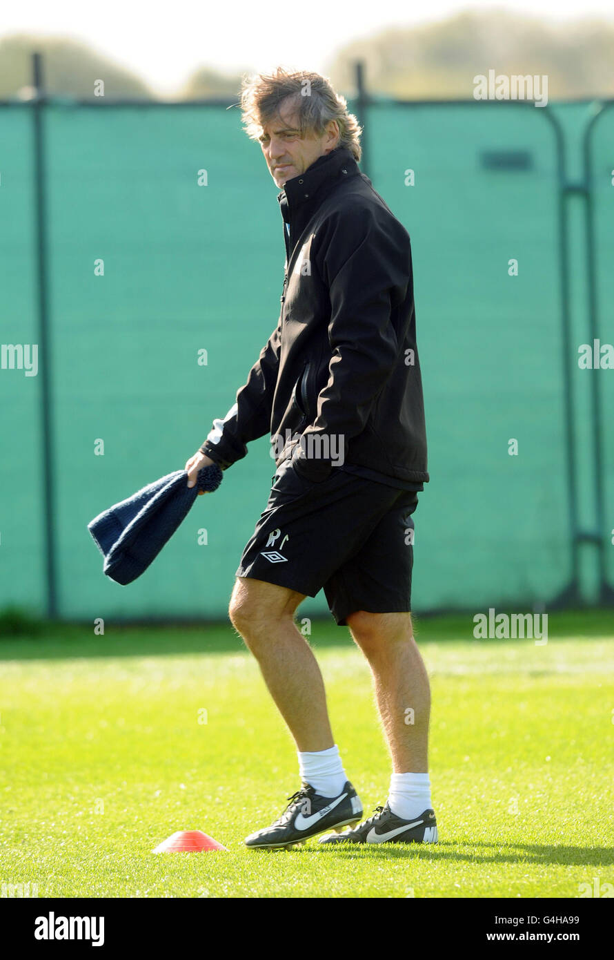 Fußball - UEFA Champions League - Gruppe A - Manchester City gegen Neapel - Manchester City Training - Carrington. Roberto Mancini, Manager von Manchester City, während einer Trainingseinheit auf dem Carrington Training Ground in Manchester. Stockfoto