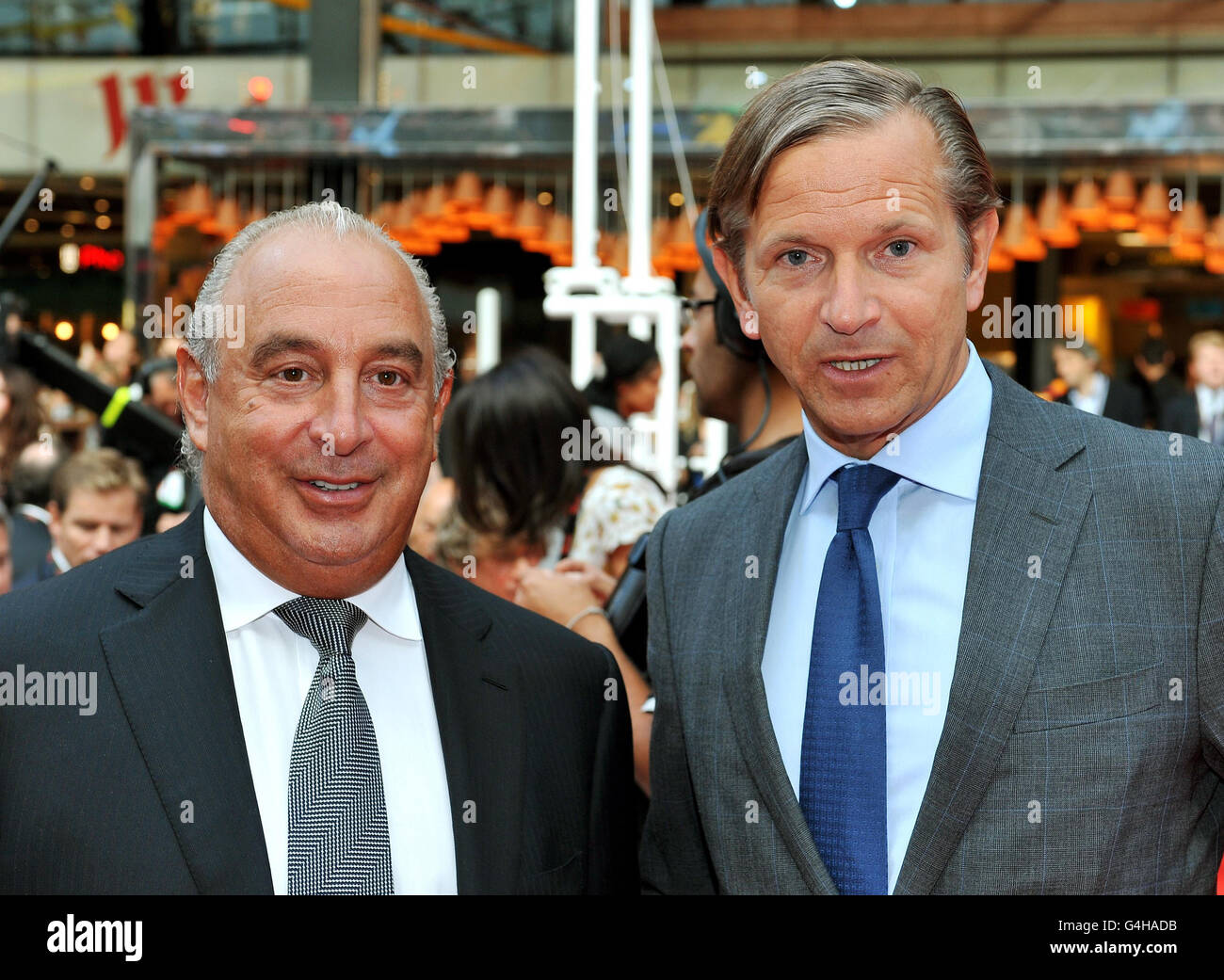 Sir Philip Green (links) und Chief Executive von Marks and Spencer Group Marc Bolland bei der Eröffnung des Westfield Stratford City Einkaufszentrums im Osten Londons, Europas größtem städtischen Einkaufszentrum und Tor zum neuen Olympiapark. Stockfoto