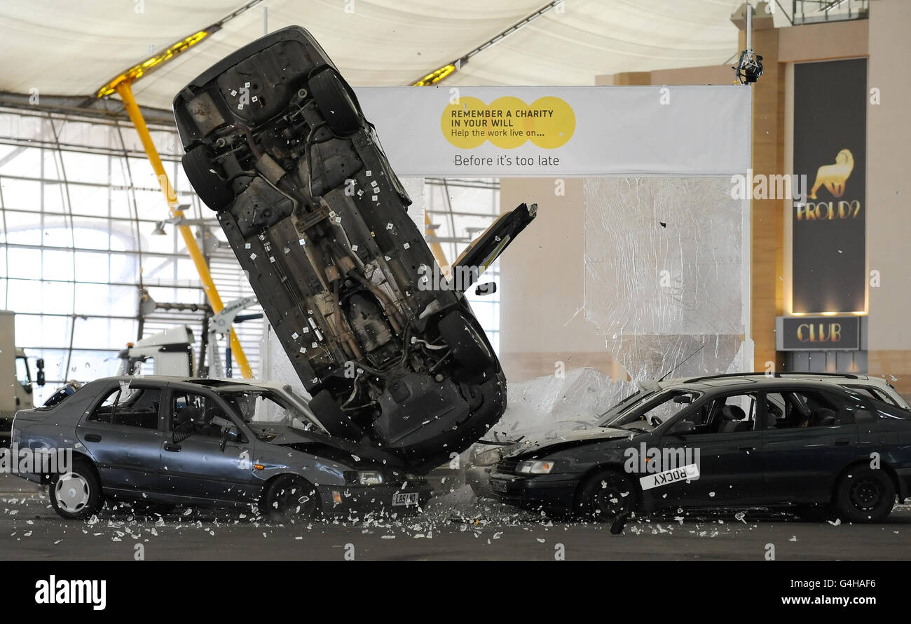 Hollywood Stuntman Rocky Taylor, 64, bricht den Guinness-Weltrekord für die "größte zerbrechliche Glasstruktur, die von einem Auto zerschlagen wurde" in der O2 Arena in Greenwich, London. Stockfoto