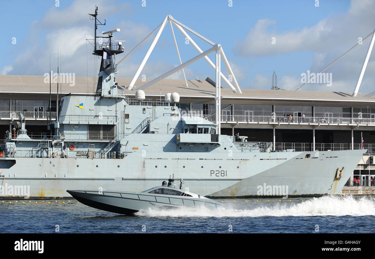 Ein Kriegsschiff, das am Eröffnungstag der internationalen Ausstellung für Verteidigungsausrüstung und Sicherheitsausrüstung im Excel Center im Osten Londons vor dem Excel Center im Osten Londons festgemacht wurde. Stockfoto