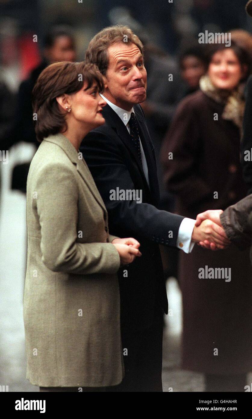 Der britische Premierminister Tony Blair schüttelte Hand mit einem Mitglied der Öffentlichkeit, begleitet von seiner Frau Cherie, in der Downing Street, wo er mit dem amerikanischen Vizepräsidenten Al Gore zu Gesprächen über Handelsbeziehungen und zur Verbesserung der wirtschaftlichen Zusammenarbeit zwischen den USA und Europa zusammengetroffen war. Stockfoto