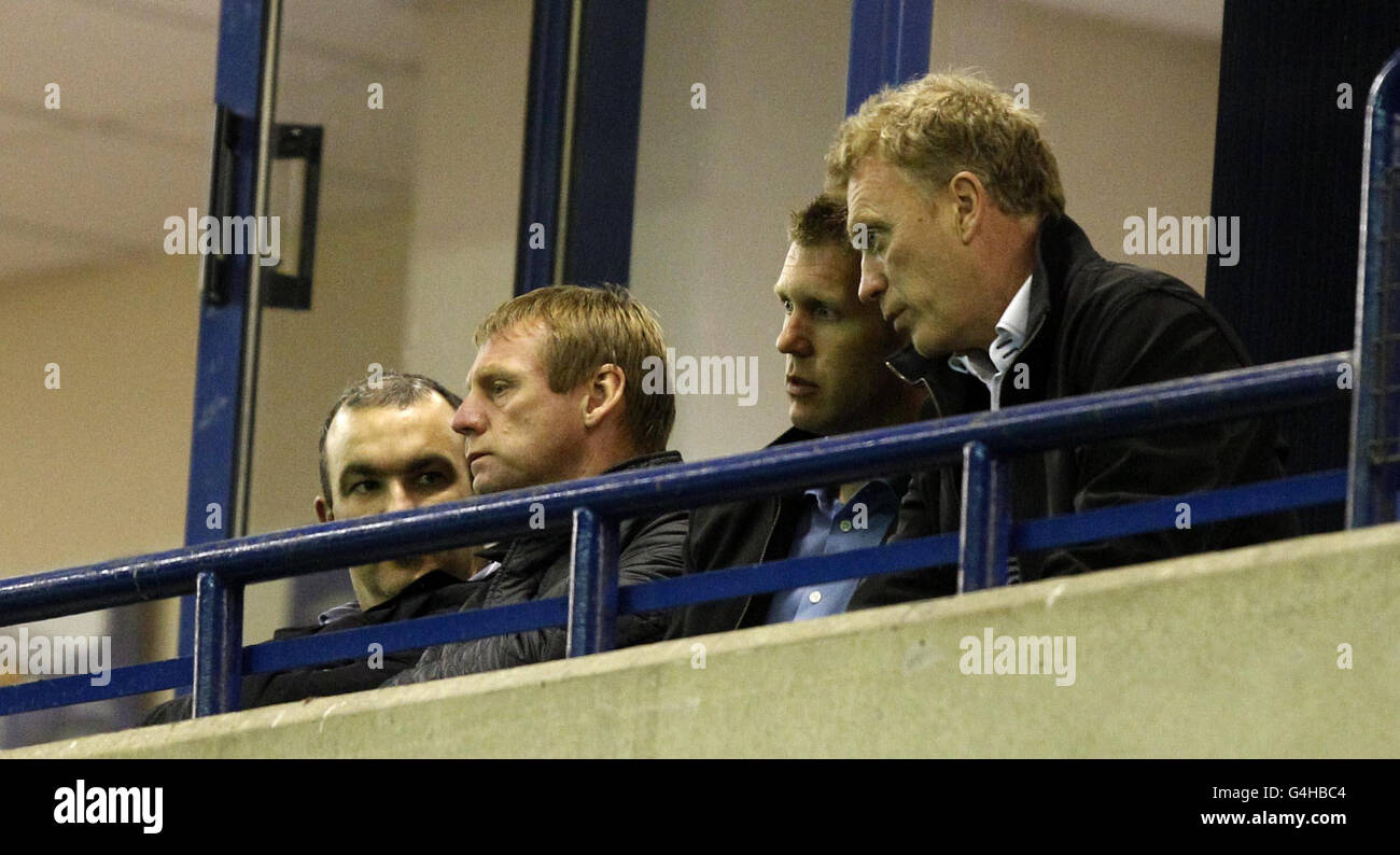 Fußball - Barclays Premier Reserve League - Nord - Everton gegen Aston Villa - Halton Stadium. Everton-Manager David Moyes (rechts) und England unter 21-Jahren-Manager Stuart Pearce während eines Reserveliga-Spiels im Halton Stadium, Widnes. Stockfoto