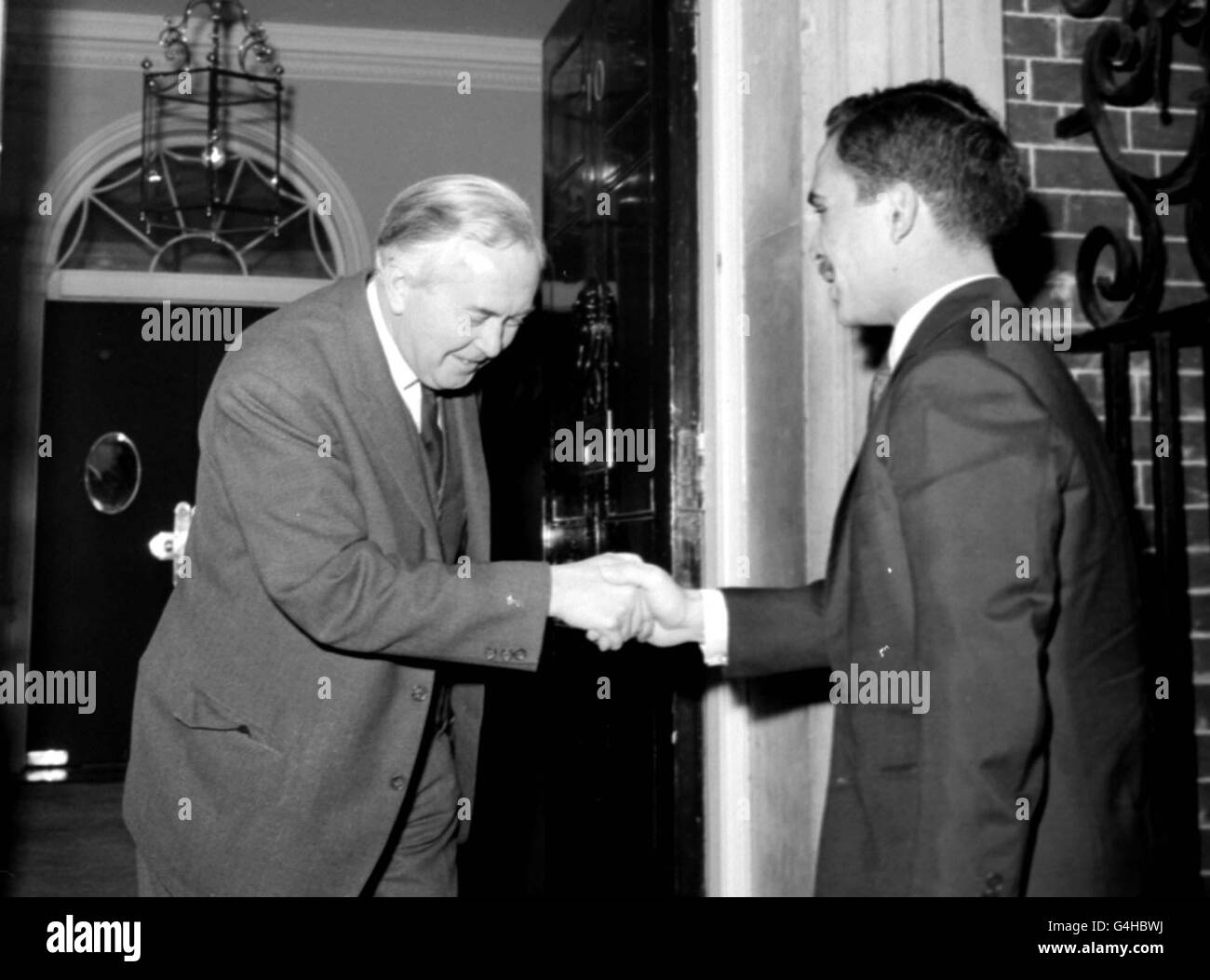 Der britische Premierminister Harold Wilson begrüßt König Hussein von Jordanien in der Downing Street 10 in London. * 05/02/1999 Ein schwer kranker König Hussein soll heute Morgen (Freitag) nach einer erfolglosen Knochenmarkstransplantation in einem US-Krankenhaus in seiner Heimat eintreffen. In Begleitung seiner Frau und seiner Familie reiste der König nur 10 Tage nach seinem abrupten Flug in die Vereinigten Staaten nach Hause, um sich um einen Rückfall von Lymphkrebs zu kümmern. Stockfoto