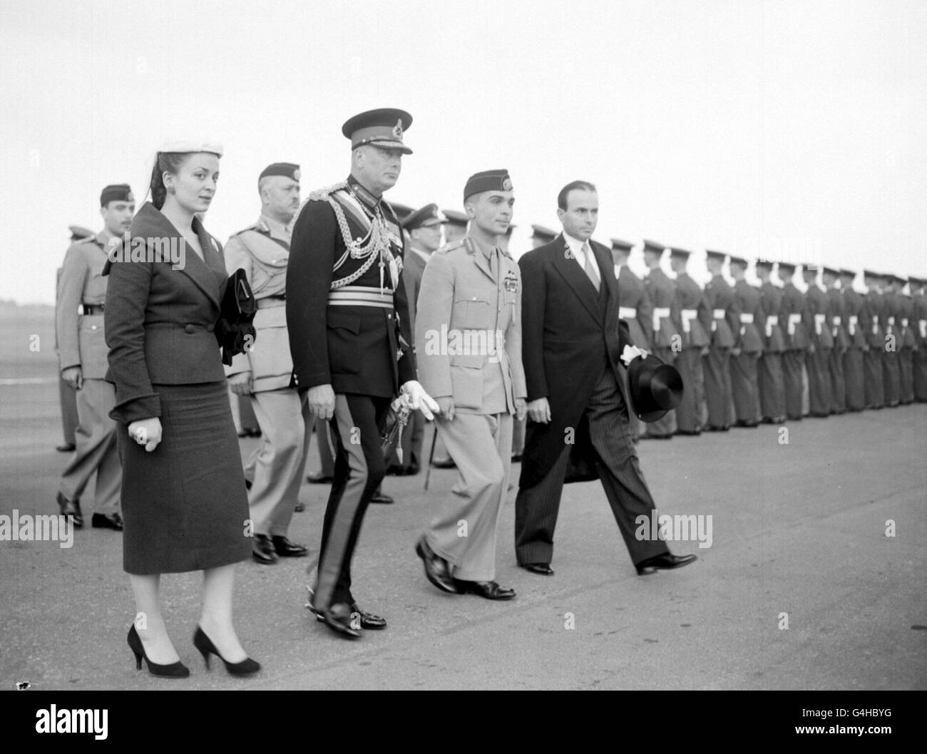 König Hussein von Jordanien (vorne, 2. Rechts) und seine Frau Königin Dina mit dem Herzog von Gloucester am Flughafen Northolt. Das Paar war im Rahmen ihrer Flitterwochen-Tour in Großbritannien. Stockfoto