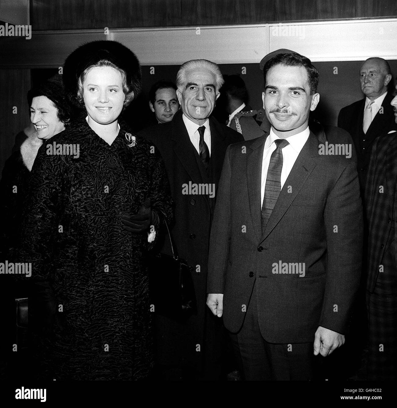 König Hussein von Jordanien (rechts) wurde bei seiner Ankunft am Flughafen London von seiner britischen Frau, Prinzessin Muna, begrüßt. Der König kam aus Amman zu einem kurzen Privatbesuch, um sich seiner Frau Prinzessin Muna, seiner Tochter Prinzessin Aliyah und seiner Schwester Prinzessin Basma, die bereits im Land waren, zu gesellt. Stockfoto